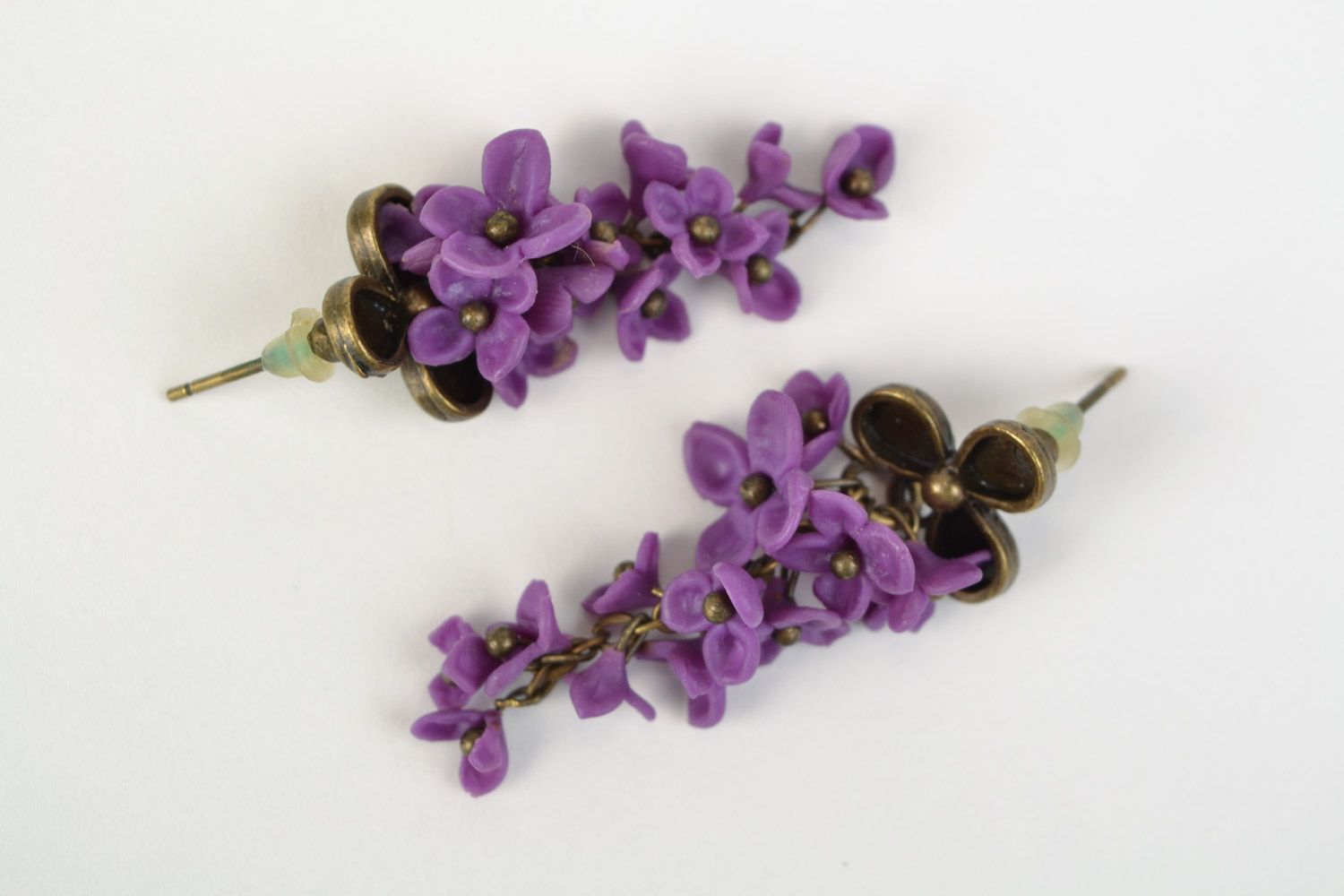 Boucles d'oreilles en pâte polymère fleurs violettes faites main pour femme photo 3