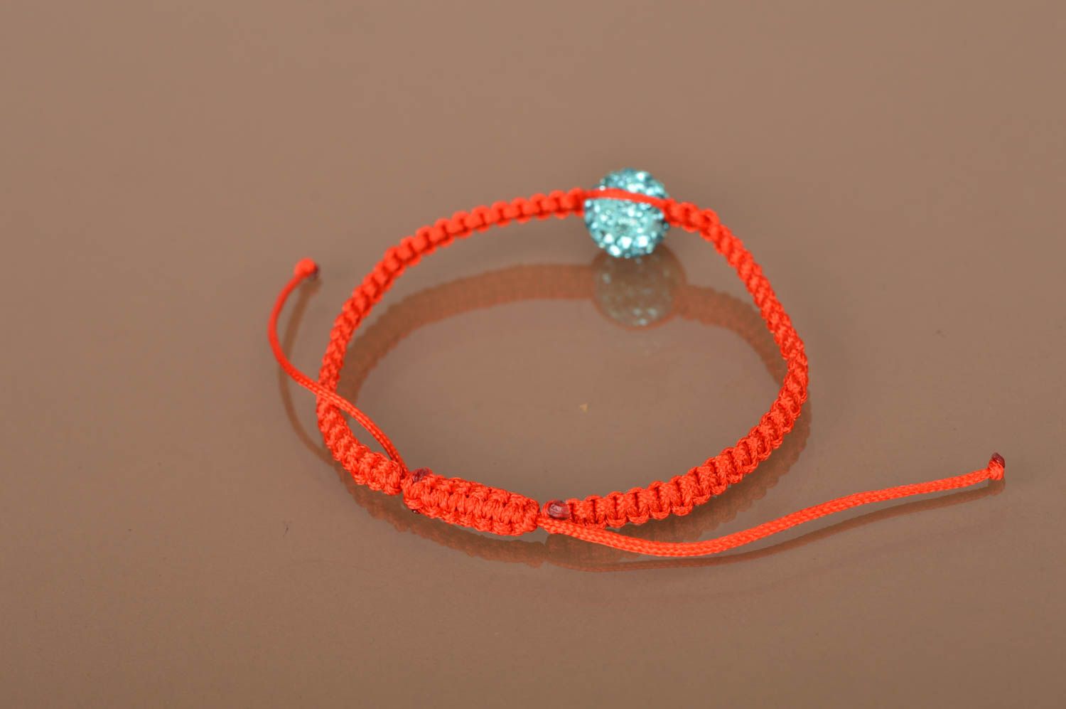 Bracelet fin tressé en lacet ciré rouge avec perle de strass bleu ciel fait main photo 4