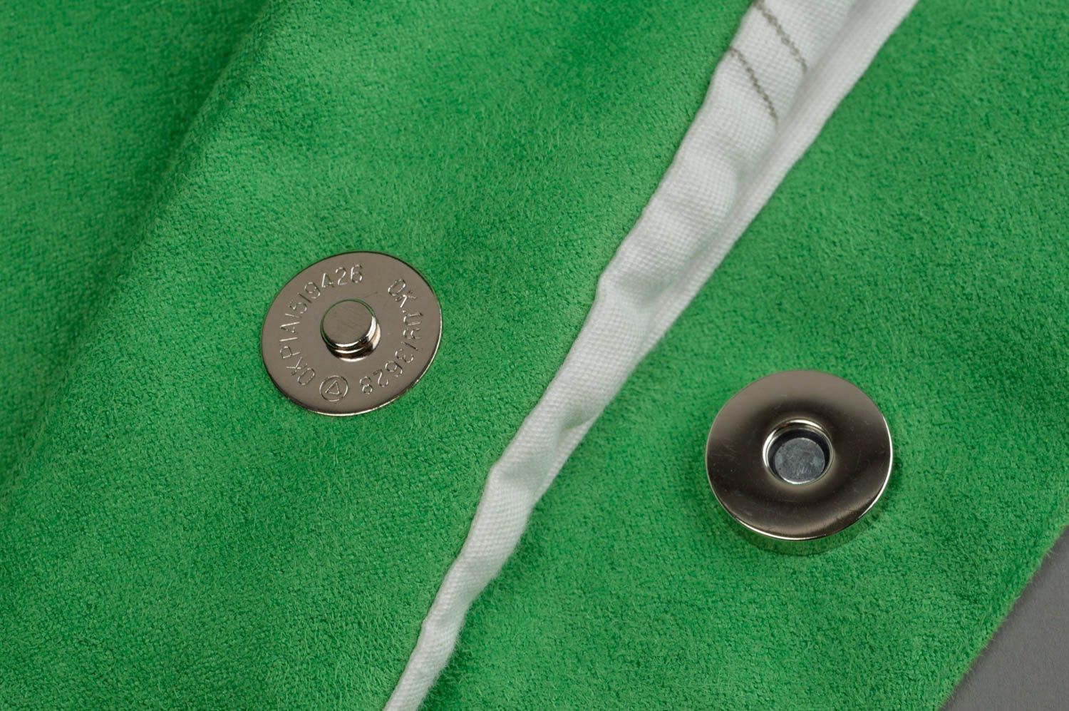 Зеленая сумка из искусственной замши с внутренним карманом на магните хенд мейд фото 5