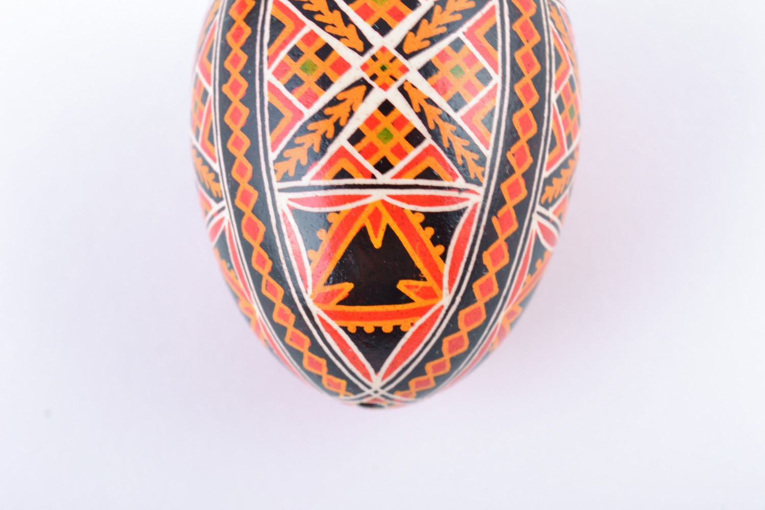 Яркое расписное куриное яйцо ручной работы с традиционными орнаментами фото 3
