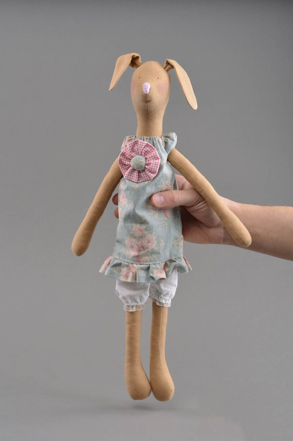 Textil Kuscheltier Hase im Kleid weich schön handmade Spielzeug für Kinder foto 4