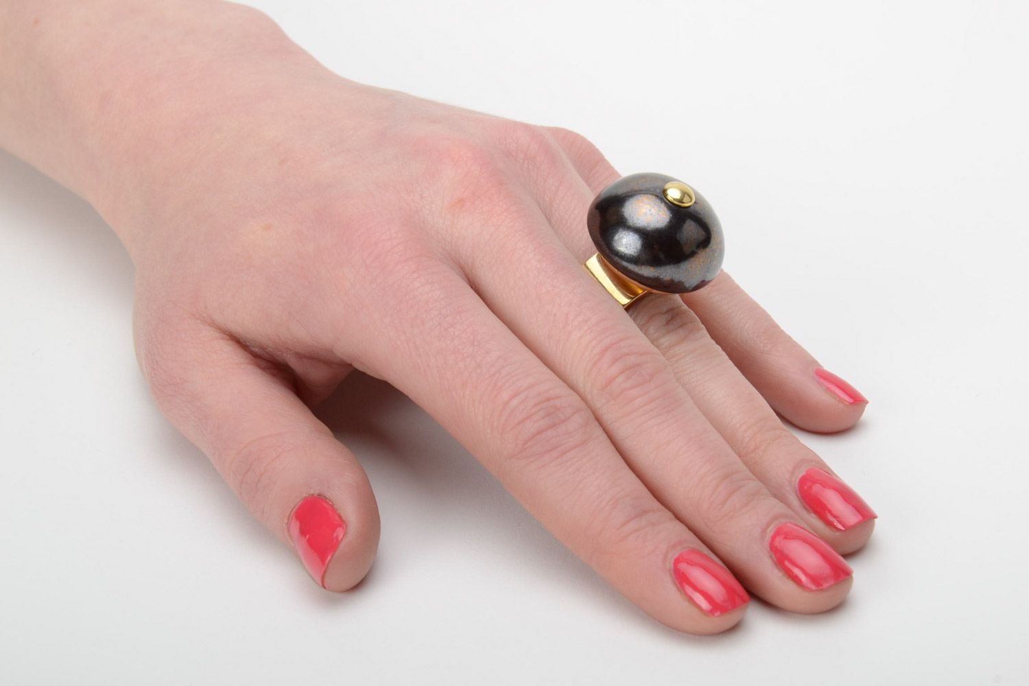 Schöner schwarzer offener handmade Ring mit Verzierung aus Fayence aus Metall für Damen foto 5