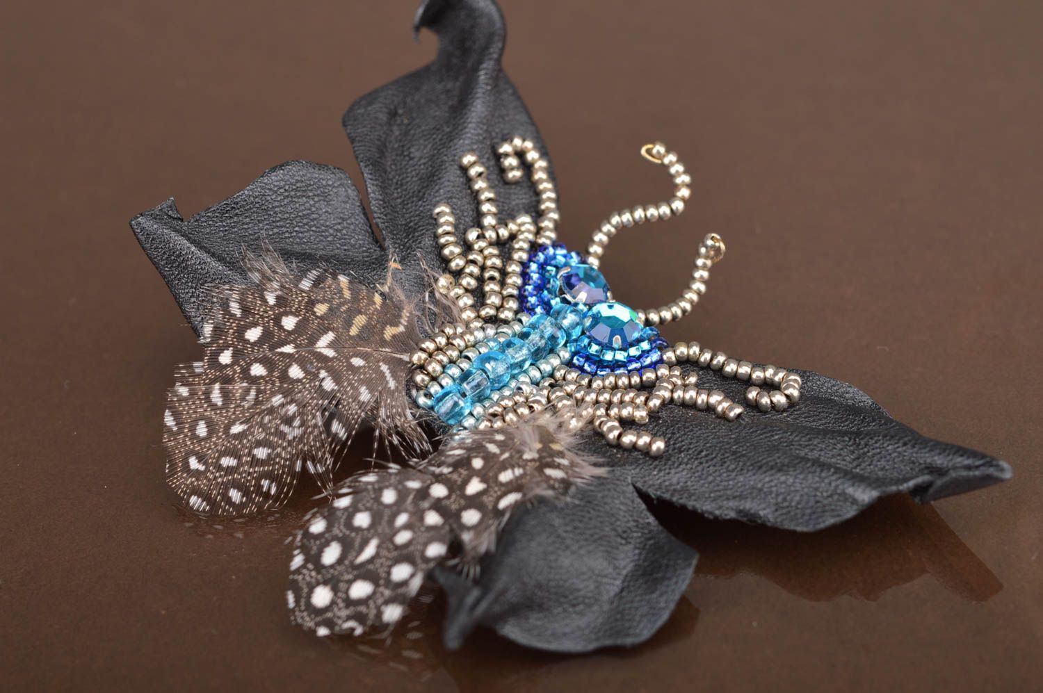 Handgemachte Leder Brosche Schmetterling mit Glasperlen und Federn für Damen foto 5
