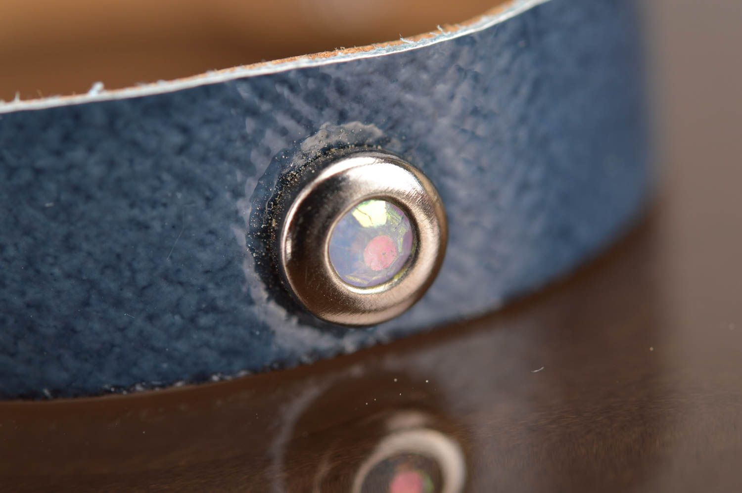 Узкий браслет из натуральной кожи со стразами синий ручной работы на заклепке фото 4