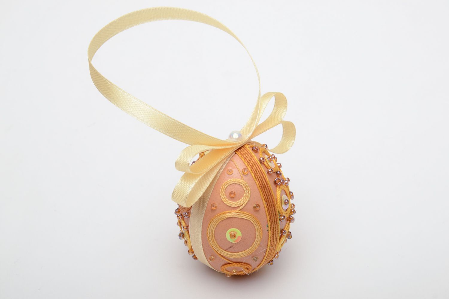 Œuf-écrit pyssanka jaune décoré de rubans et perles de rocaille photo 3