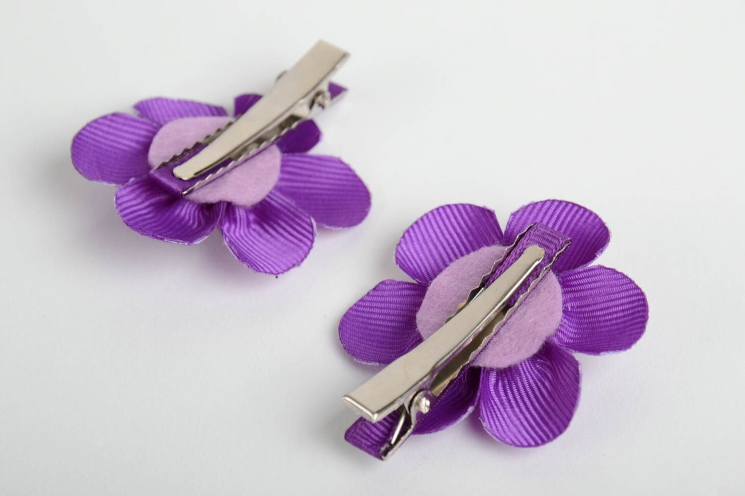 Barrettes à cheveux 2 pièces avec fleurs violettes en satin faites main photo 3