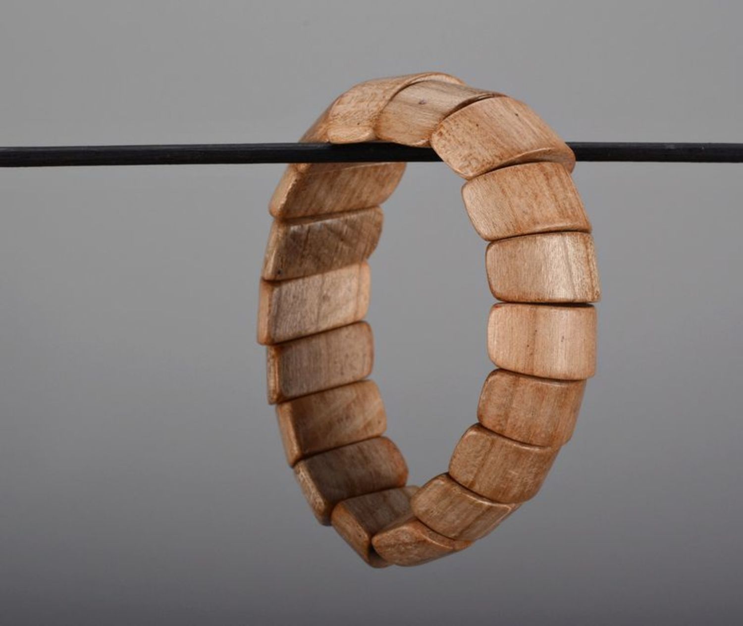 Sandfarbiges dünne Armband aus Holz foto 3
