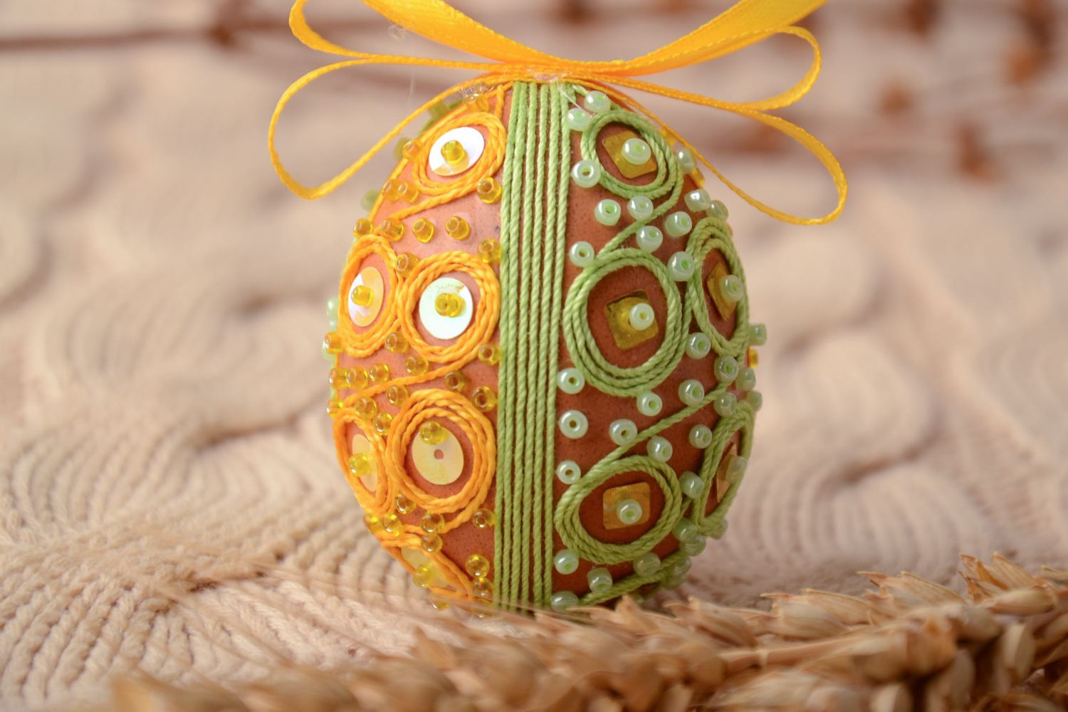 Huevo de Pascua pintado con cintas y abalorios foto 1