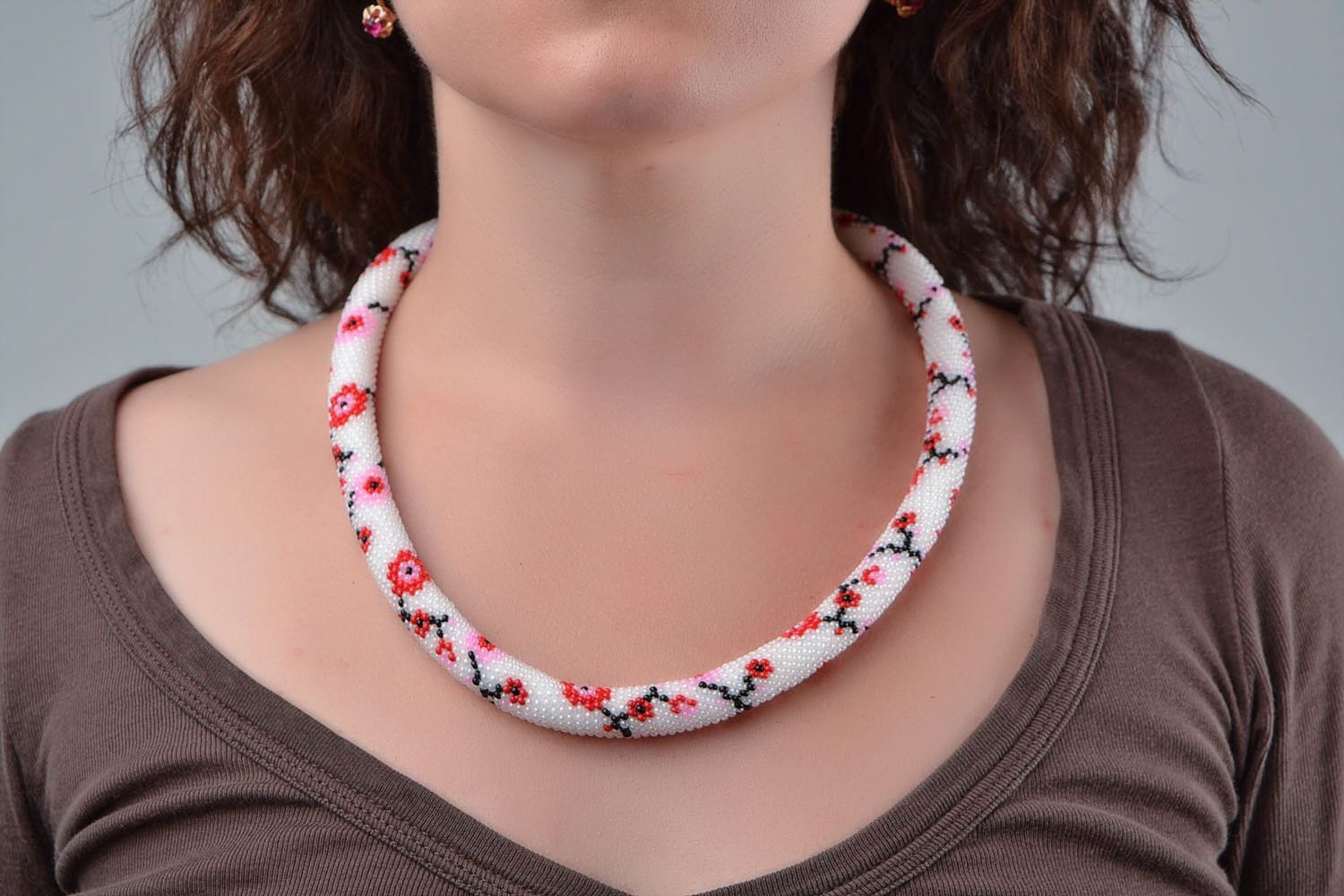 Joli collier en perles de rocaille tricoté au crochet fait main Sakura photo 2