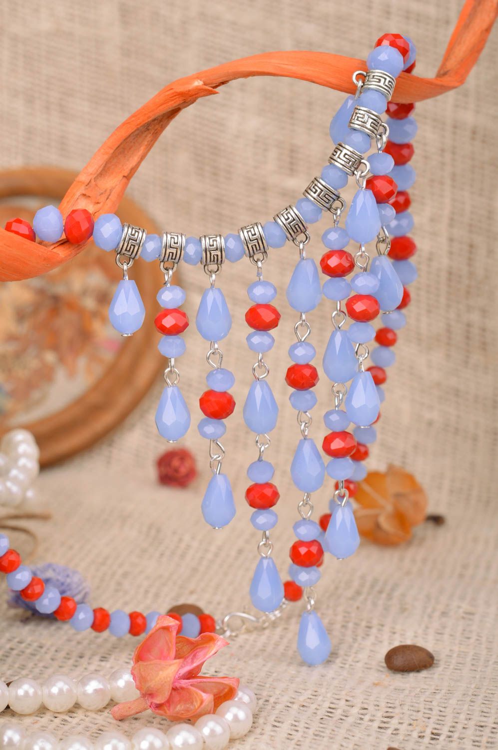 Красивое ожерелье из кристаллов ручной работы красное с голубым нарядное фото 5