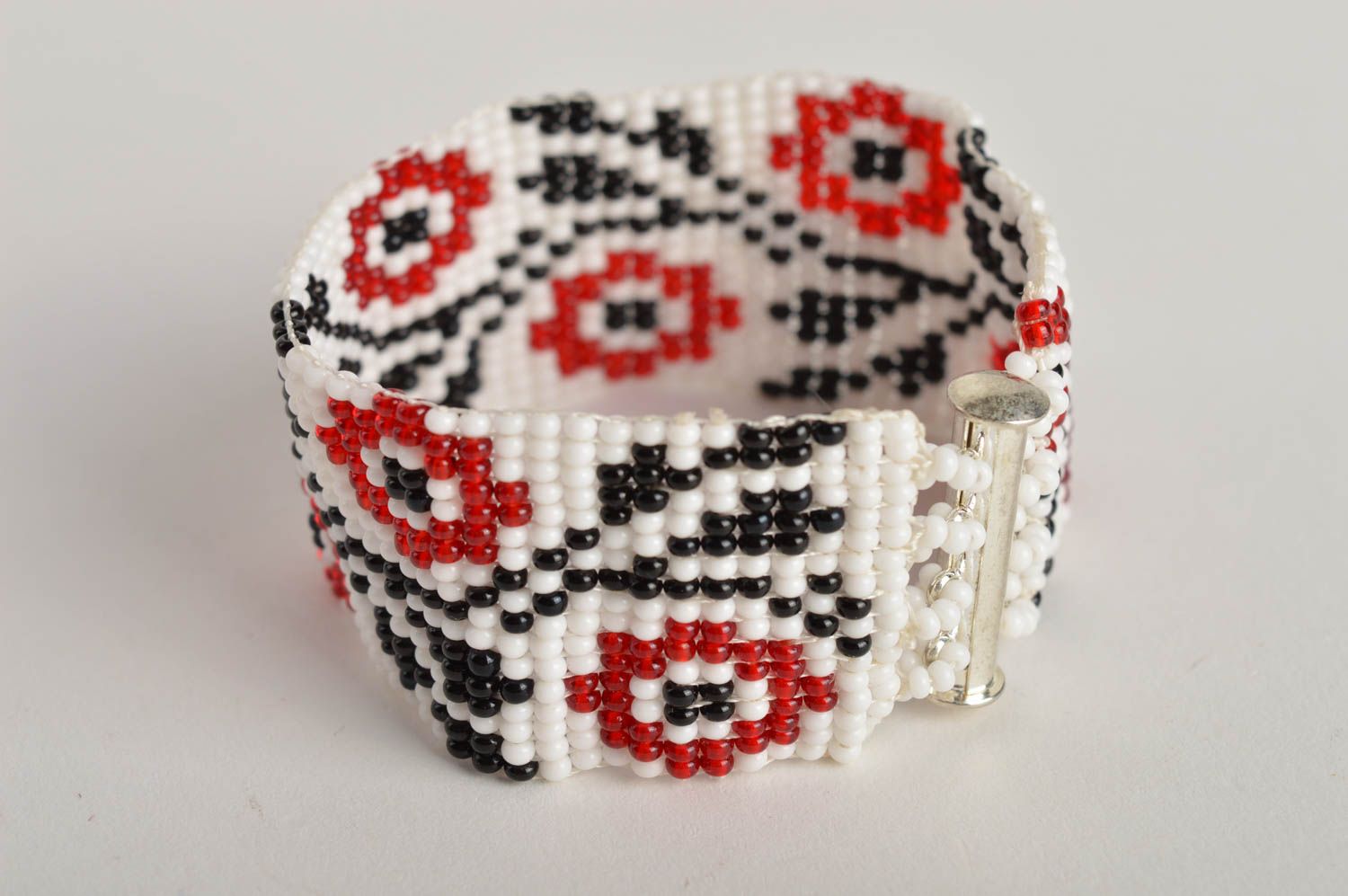 Wrist beaded bracelet with flower ornament in Ukrainian style in white and red colors photo 3