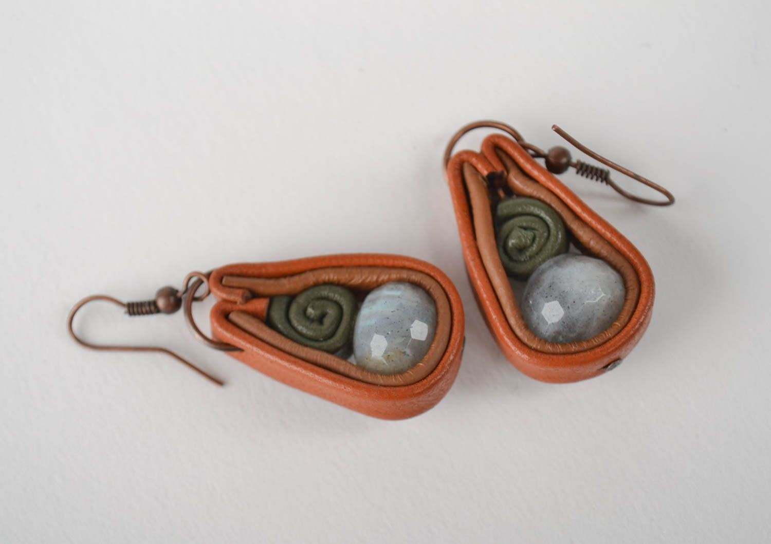 Boucles d'oreilles pendantes Bijou fait main en cuir et pierre Cadeau pour femme photo 2