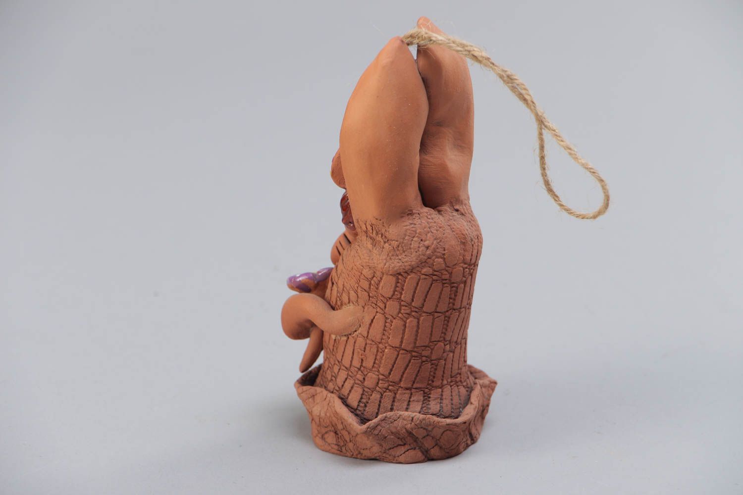 Глиняный колокольчик ручной работы авторский декоративный с петелькой в виде зайца фото 2