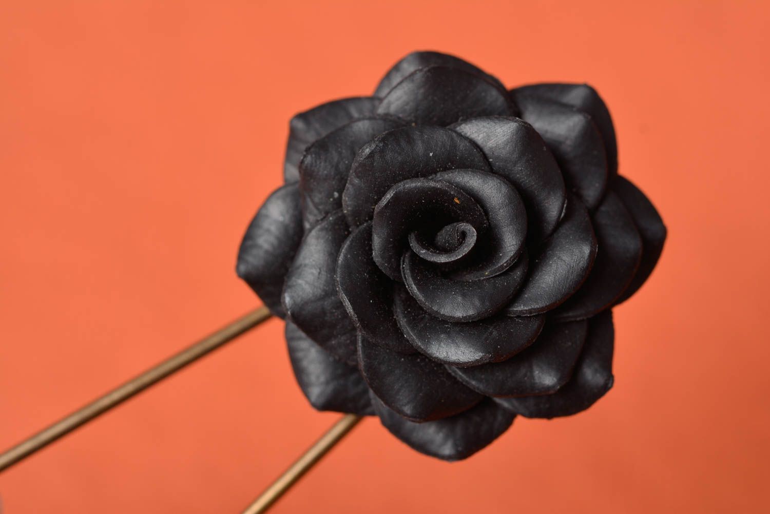 Брошь с цветком из полимерной глины черная красивая необычная ручной работы фото 4