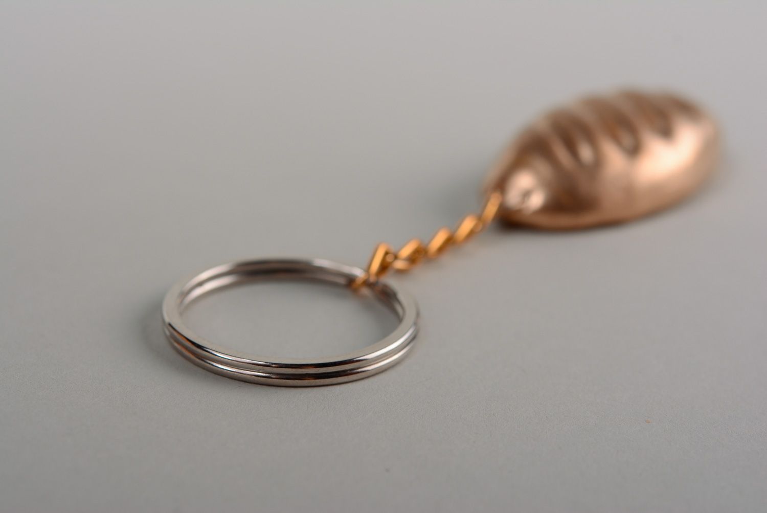 Брелок для ключей в виде золотого батона из полимерной глины фото 2