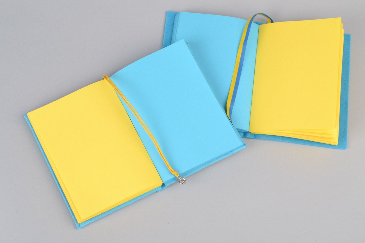 Handgemachte Notizbücher mit Lesezeichen aus Satinbändern in Gelb und Blau 2 Stück foto 5