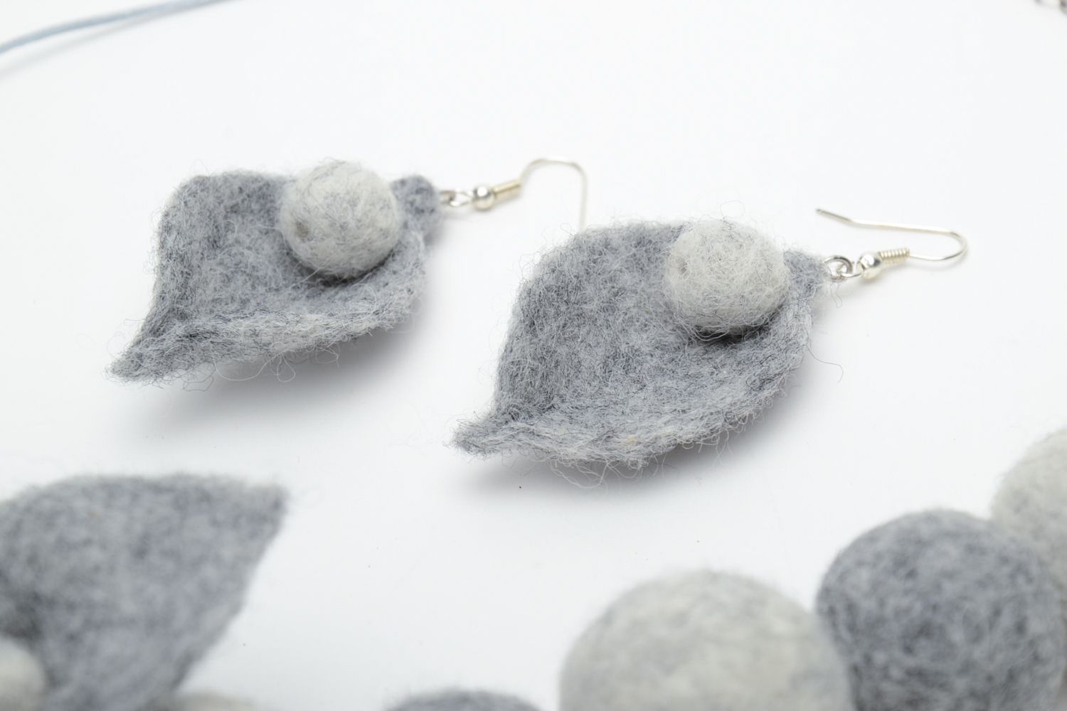 Boucles d'oreilles et collier artisanaux de laine feutrée faits main photo 3