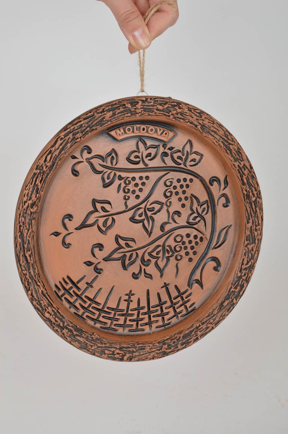Belle assiette en céramique ethnique ronde faite main avec ornements murale photo 3