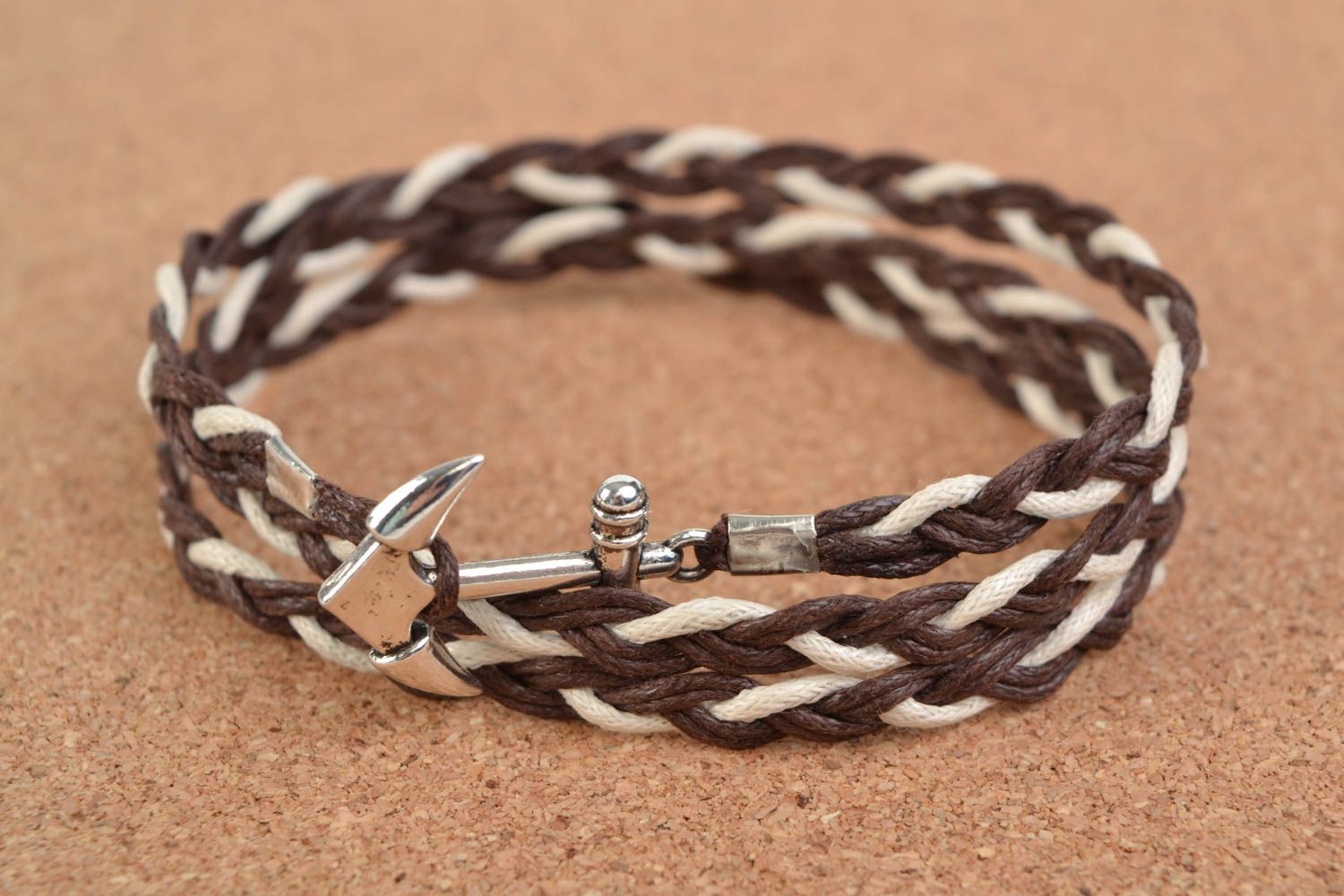 Bracelet tressé multirang en lacets cirés fait main blanc-marron avec ancre photo 1