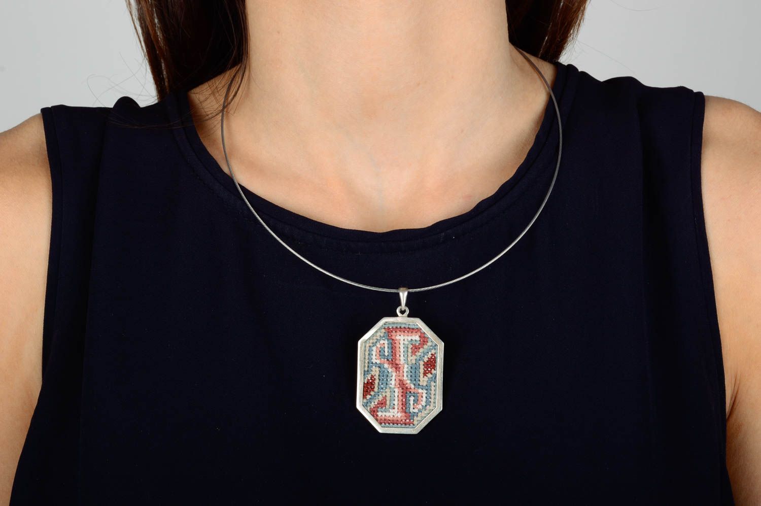 Авторский кулон с вышивкой крестиком шелковыми нитками ручной работы серебряный фото 2