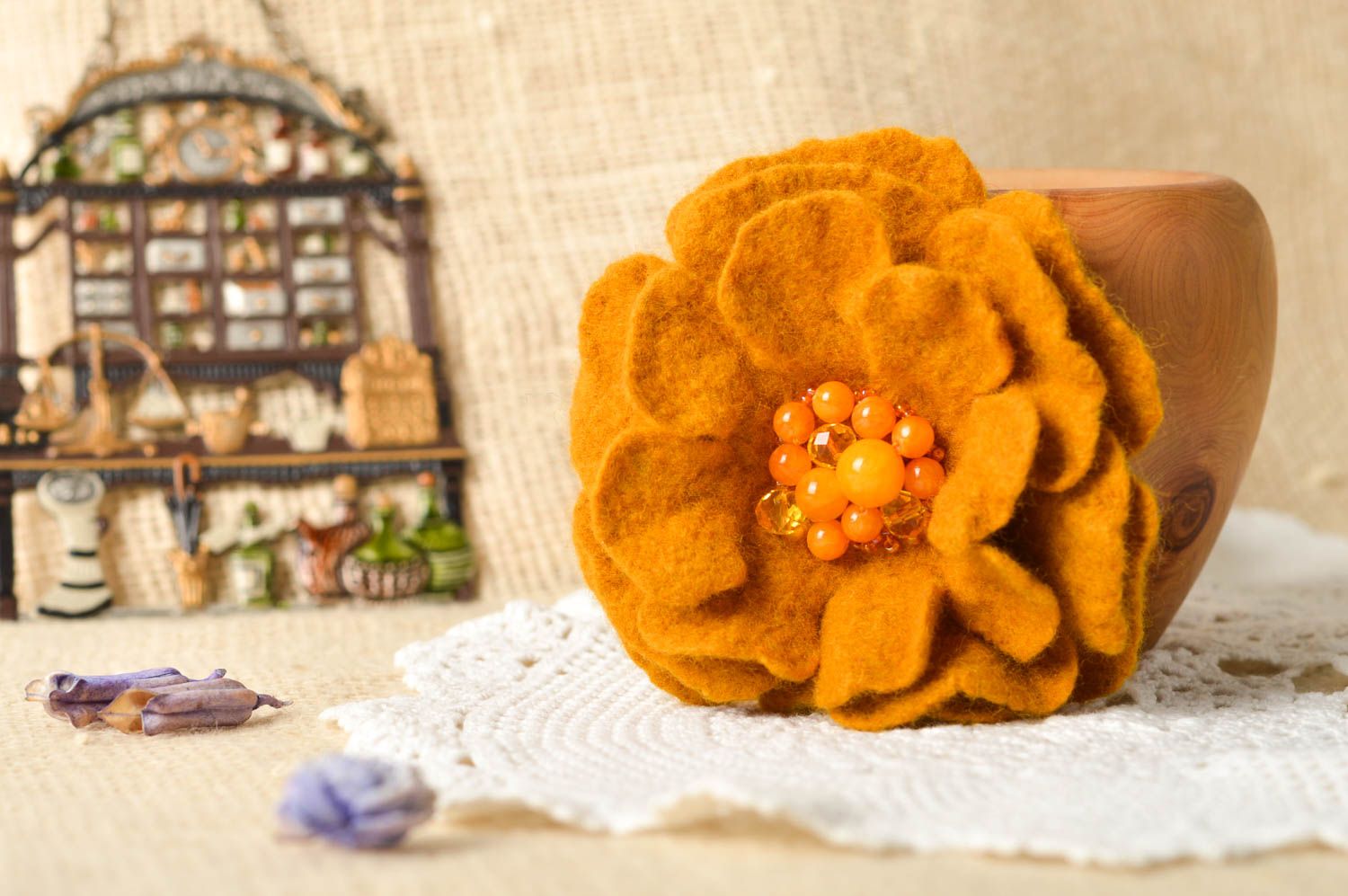 Spilla di lana fatta a mano a forma di un fiore in feltro accessorio originale  foto 1