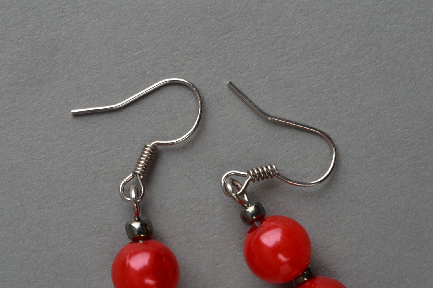 Lange runde kleine rote handgemachte Ohrringe aus Glasperlen für stilvolle Damen foto 2