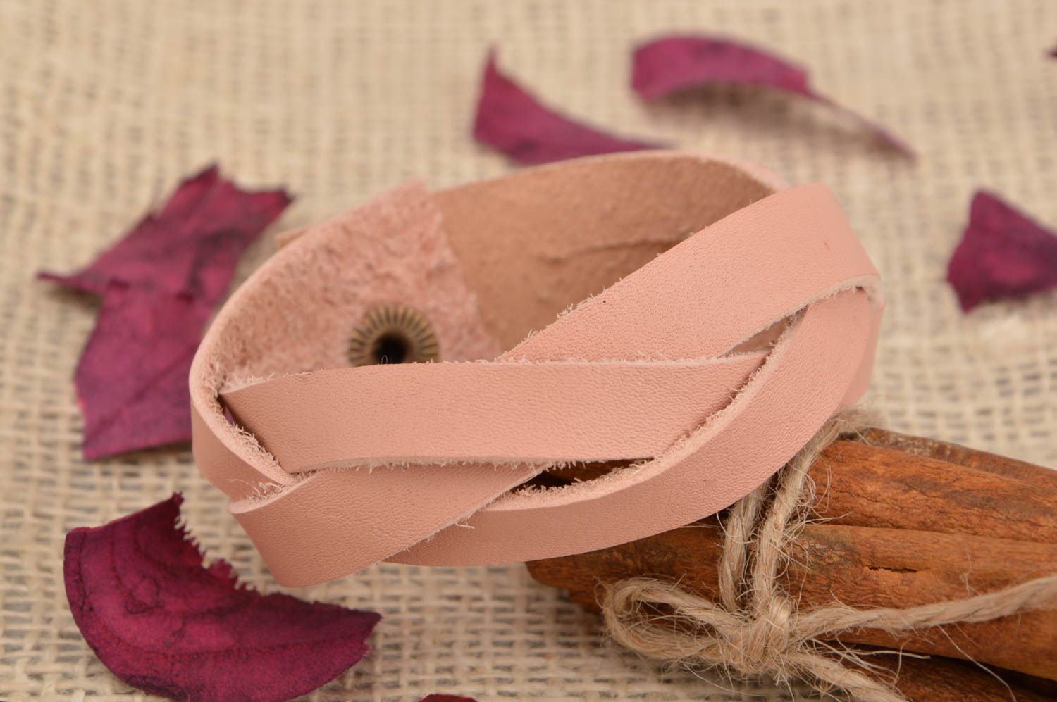 Нежно розовый плетеный кожаный браслет ручной работы для стильных девушек фото 1