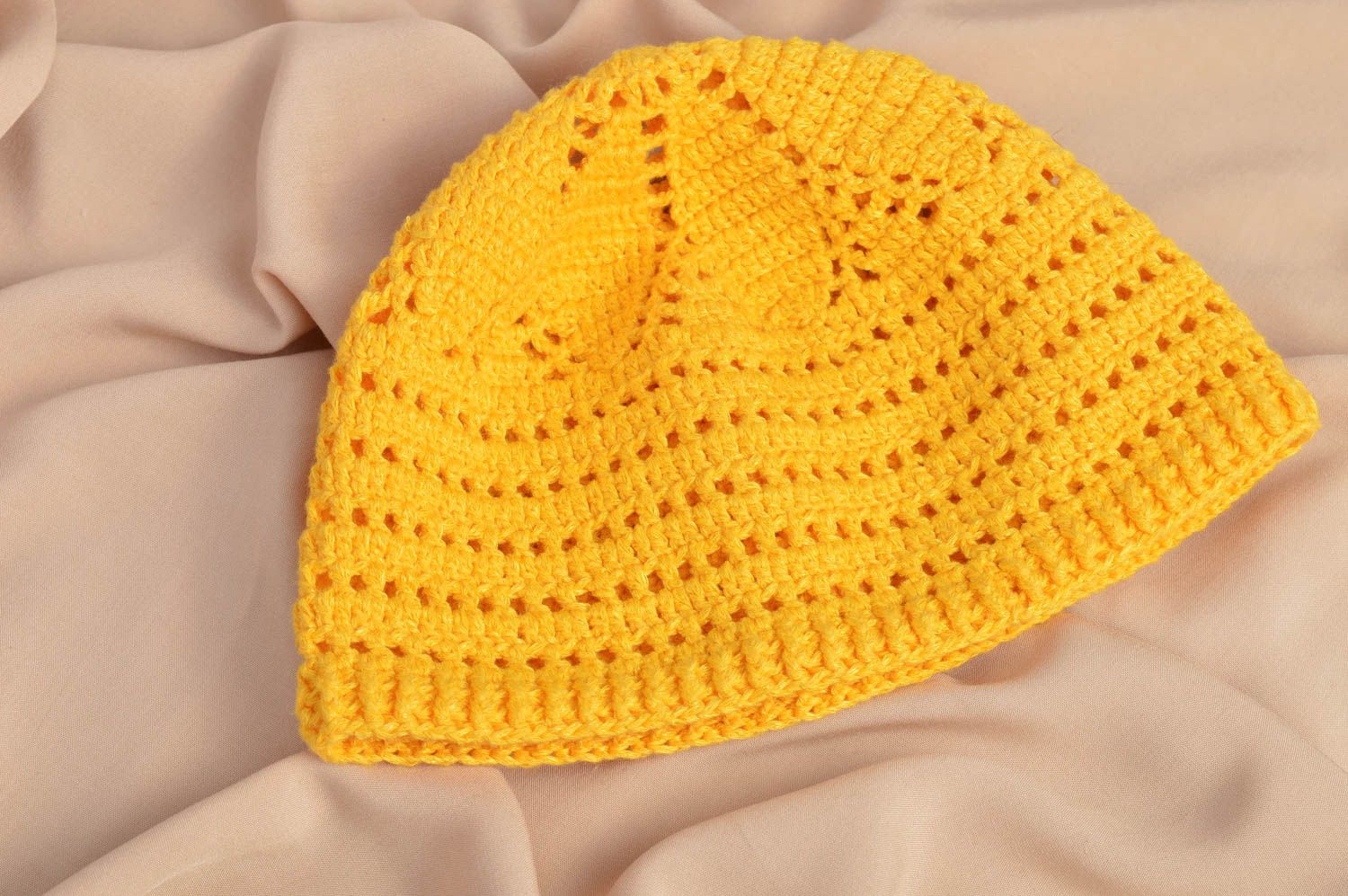 Bonnet tricot fait main Chapeau au crochet jaune coton design Vêtement fille photo 1