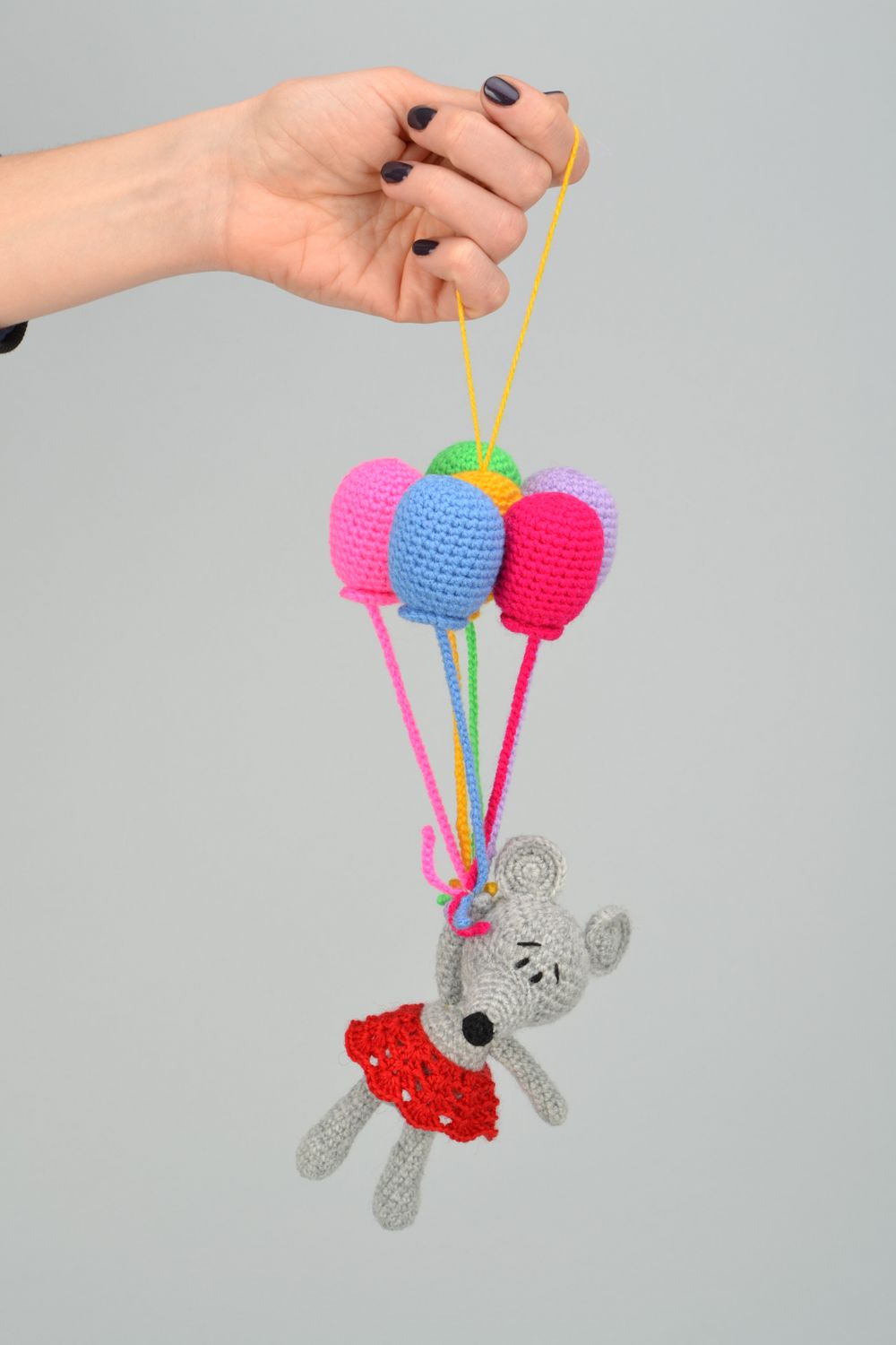 Gestricktes Spielzeug handmade Mäuschen mit Luftballons foto 2
