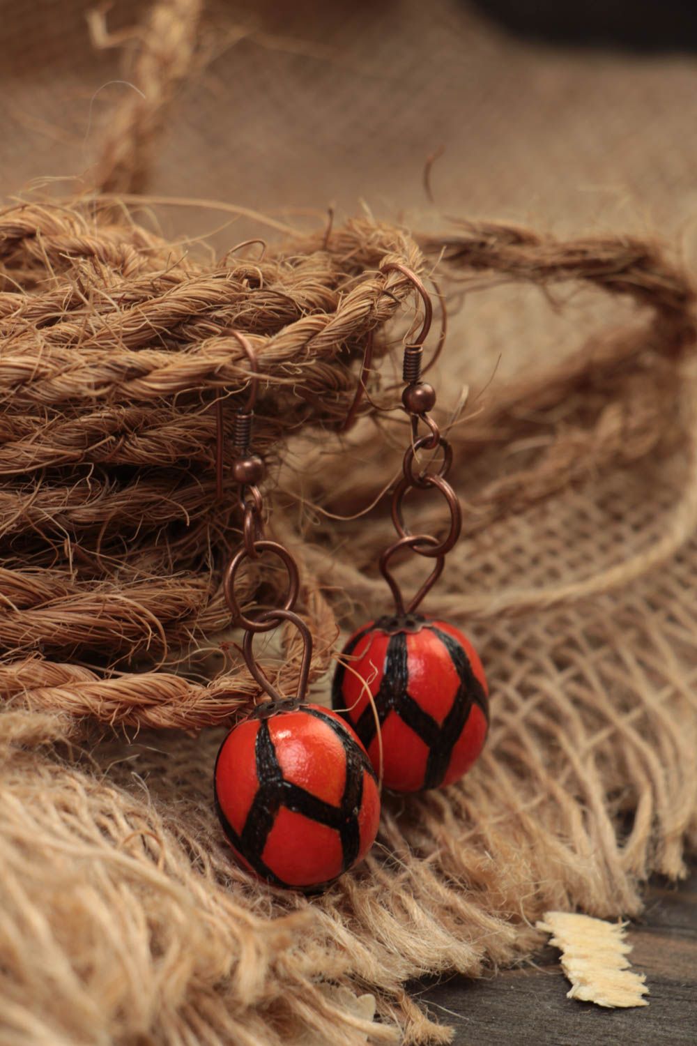 Boucles d'oreilles boules Bijou fait main rouge bois original Accessoire femme photo 1
