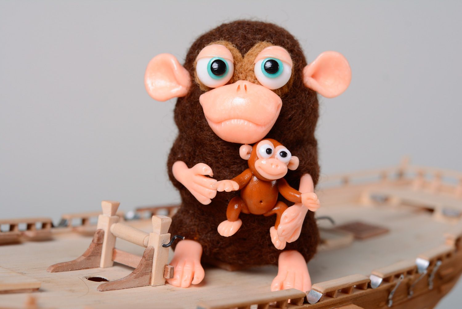 Карманная игрушка из шерсти в виде обезьянки в технике сухого валяния фото 1