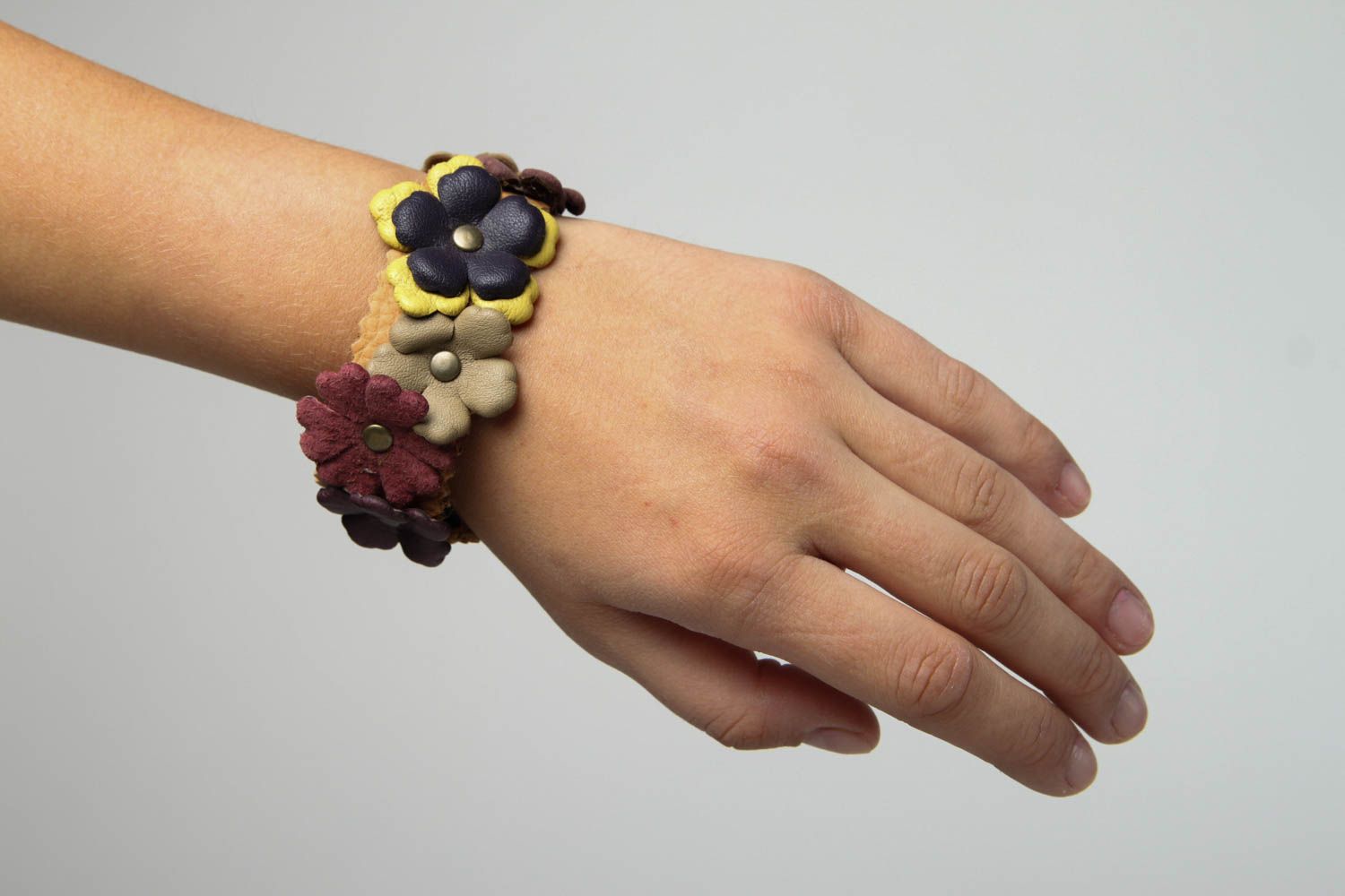 Bracelet cuir Bijou fait main avec fleurs design original Accessoire femme photo 2