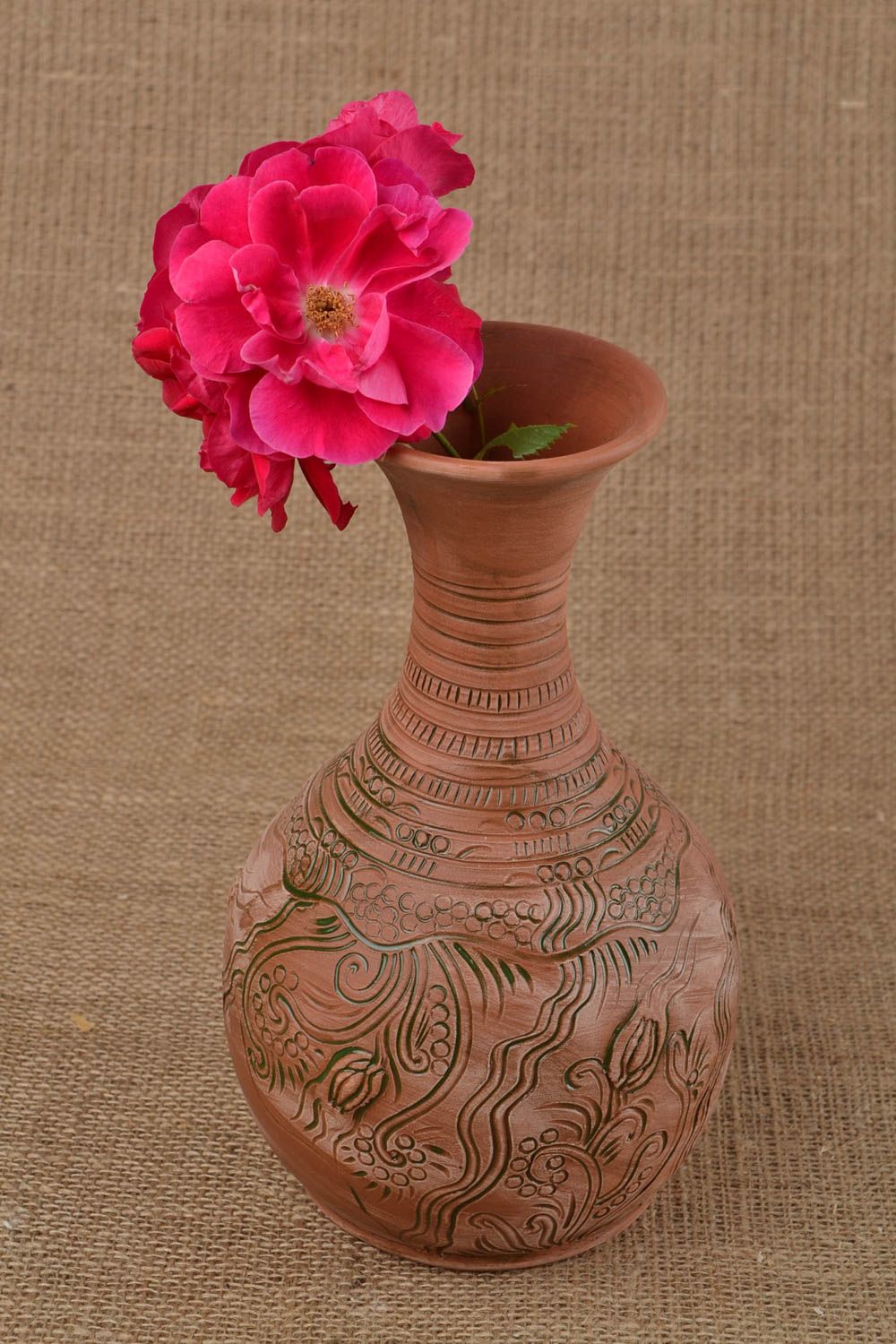 Vase décoratif fait main en argile original brun avec ornement pour fleurs photo 1