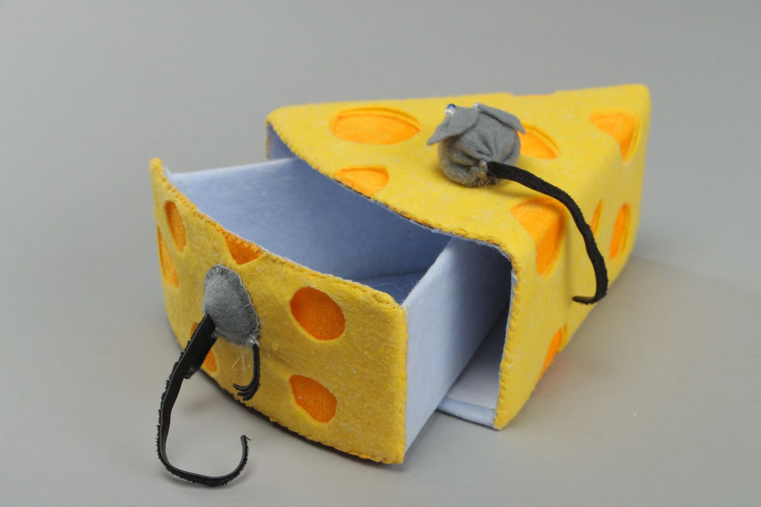 Handmade bright children's jewelry box sewn of felt piece of cheese with mouse photo 2