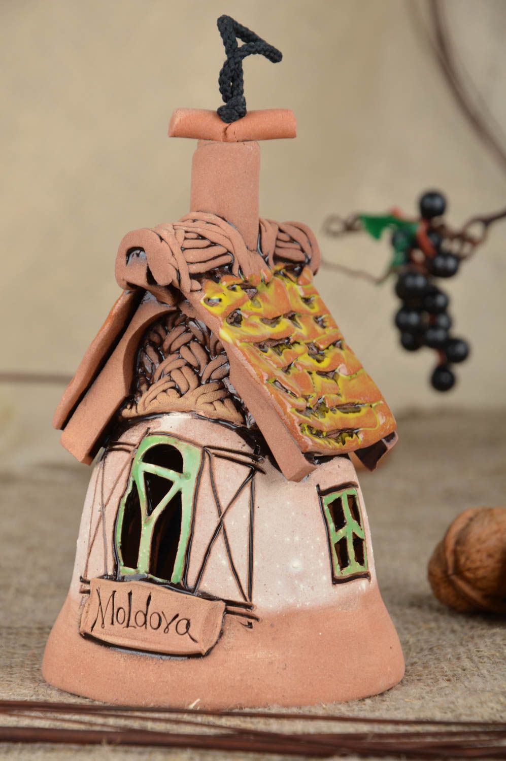 Campanilla de arcilla con forma de casita hecha a mano pequeña pintada bonita foto 1