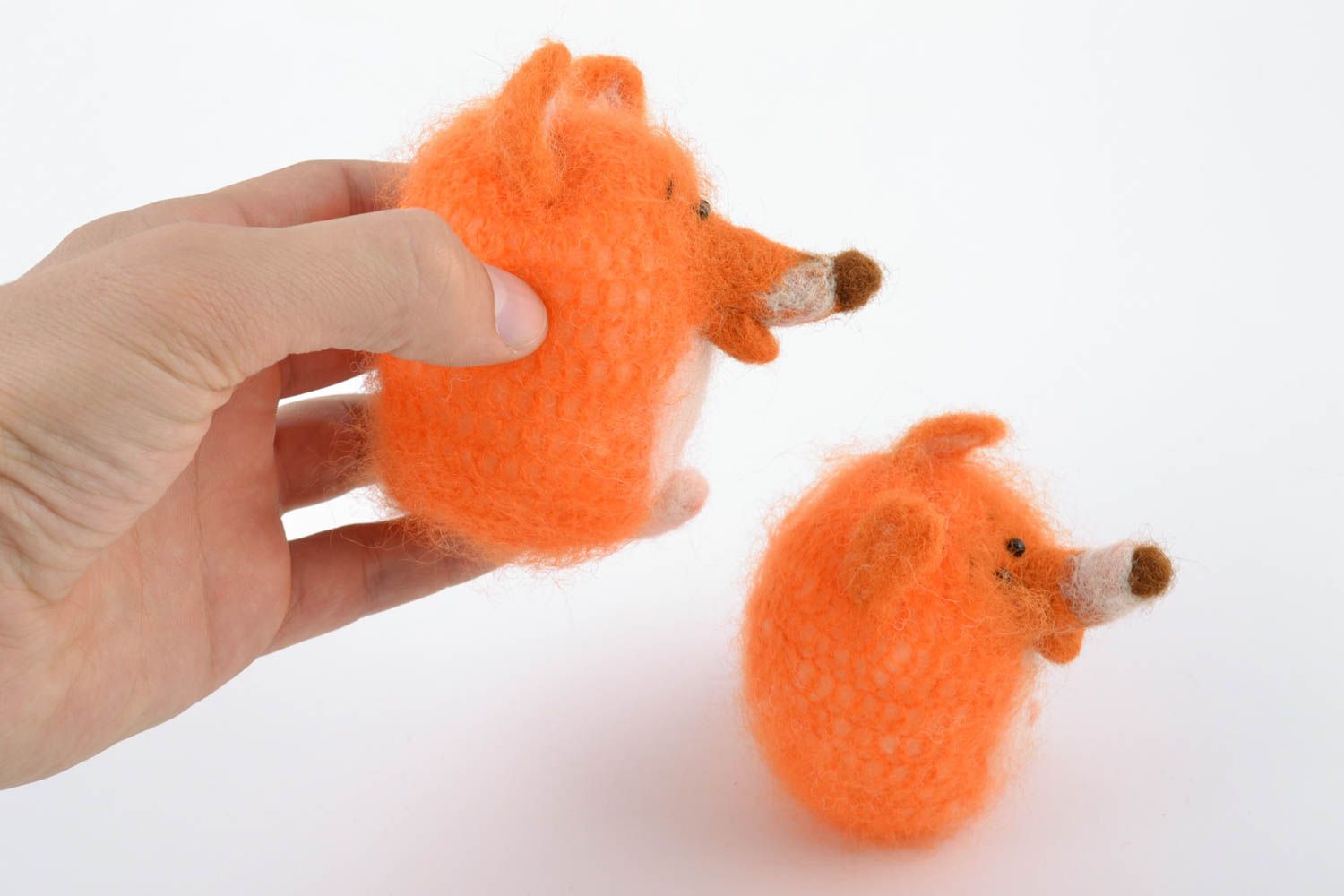 Juguetes de peluche tejidos artesanales de lana con forma de zorros anaranjados foto 2