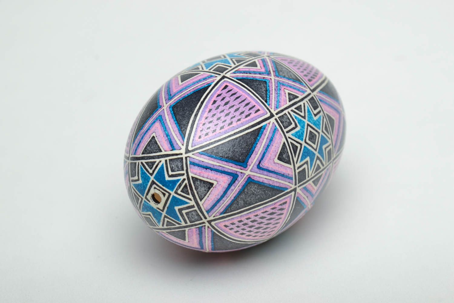Huevo decorativo de Pascua pintado con tintes anilinas foto 3