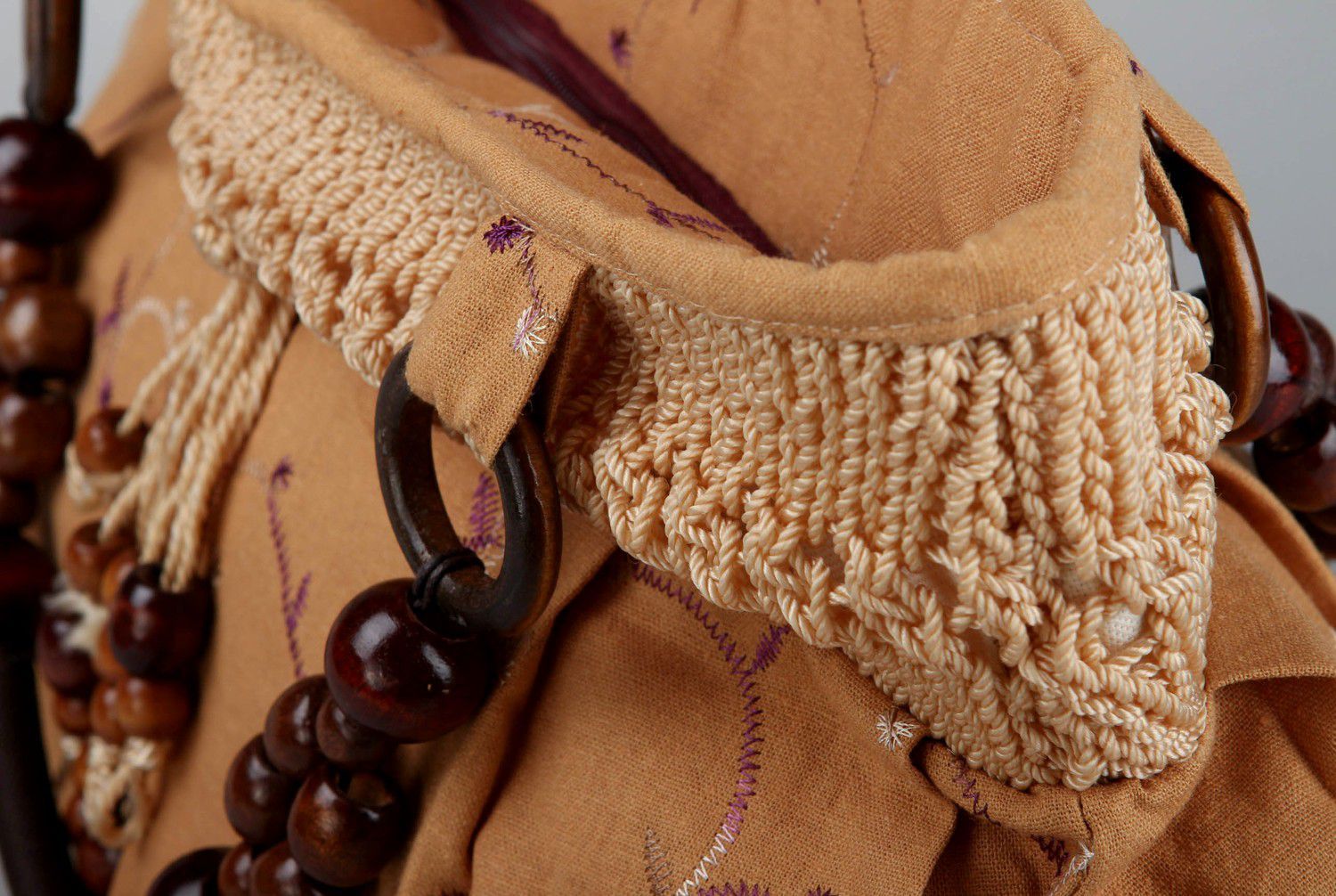 Bolsa textil marrón con parte exterior tejida foto 4