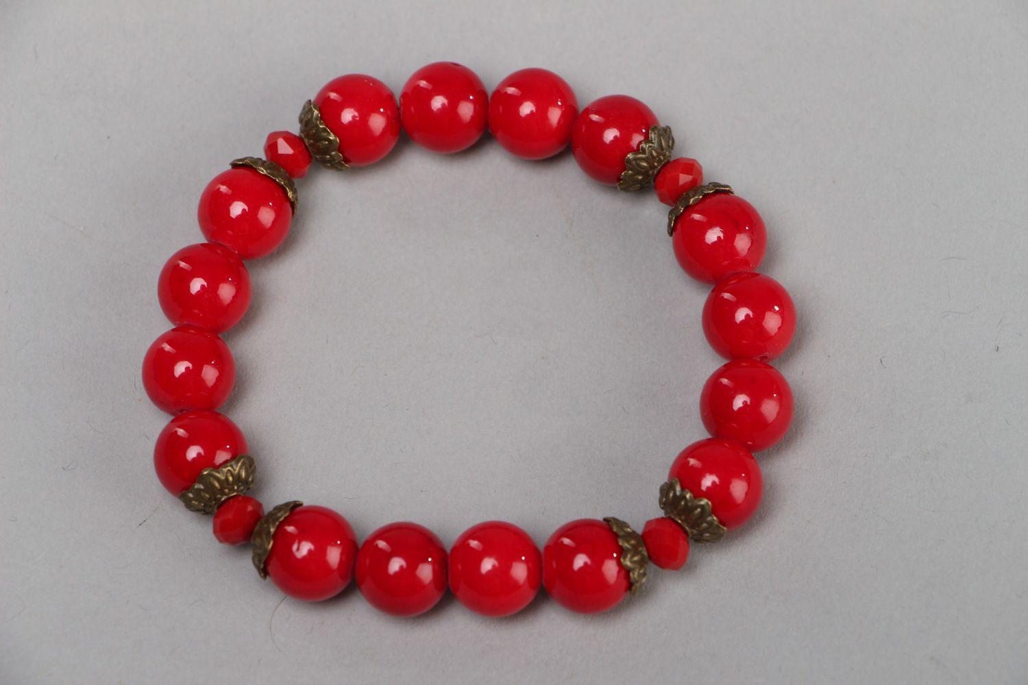 Handgemachtes schönes rotes Damen Korallen Armband mit Perlen aus Glas foto 2