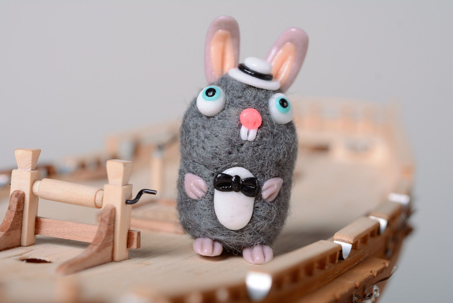 Petit jouet en laine feutrée fait main décoratif original design lièvre gris photo 1