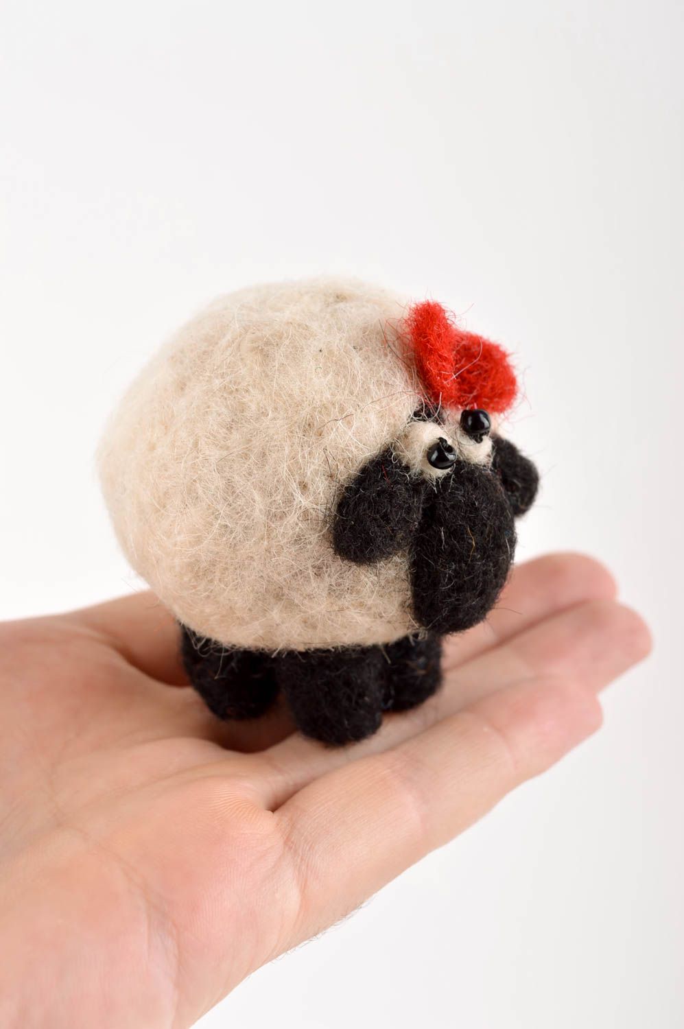 Schaf Kuscheltier handmade Geschenk für Kinder kleines rundes Wolle Spielzeug  foto 4