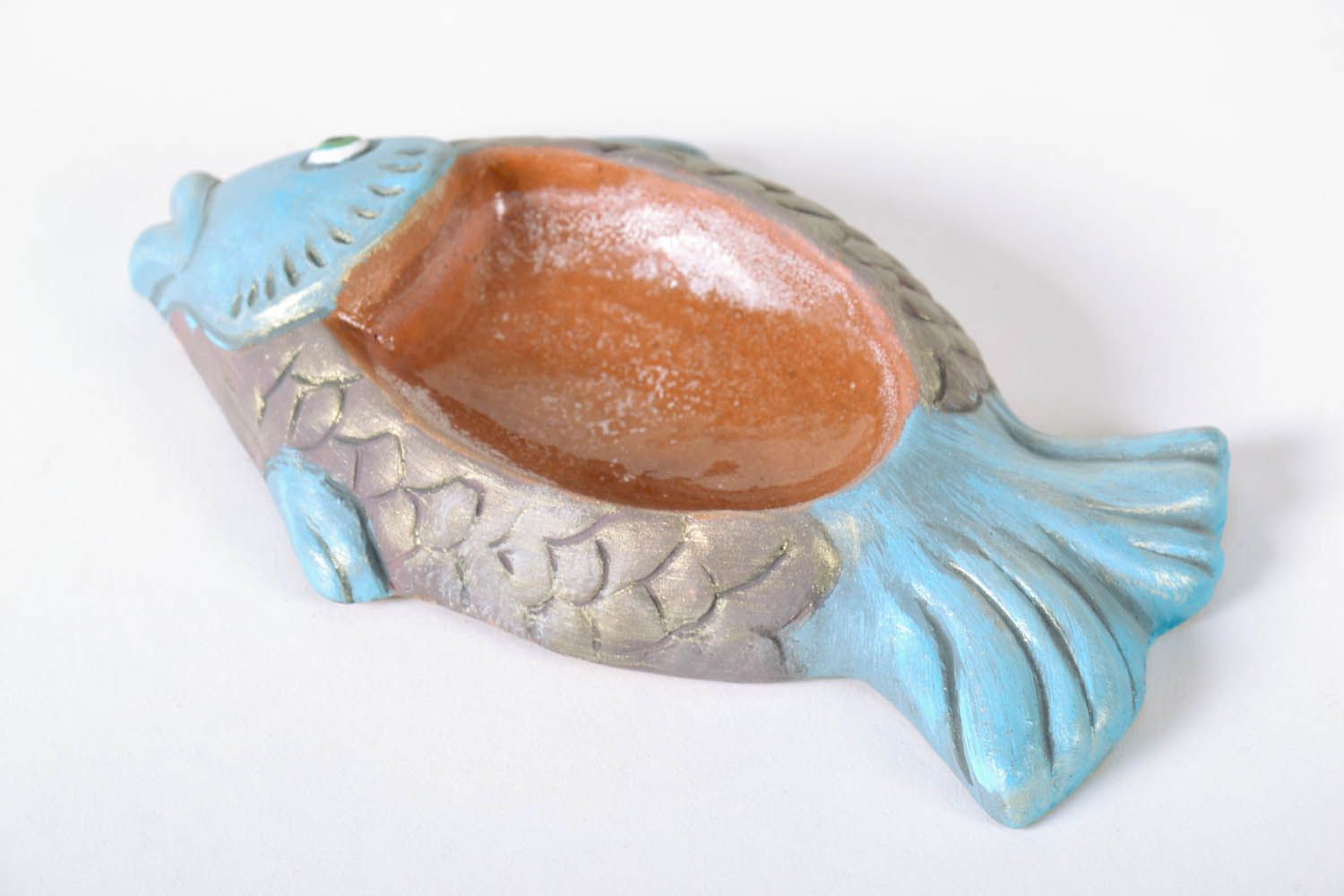 Cinzeiro de cerâmica artesanal em forma de um peixinho decoração do interior foto 3