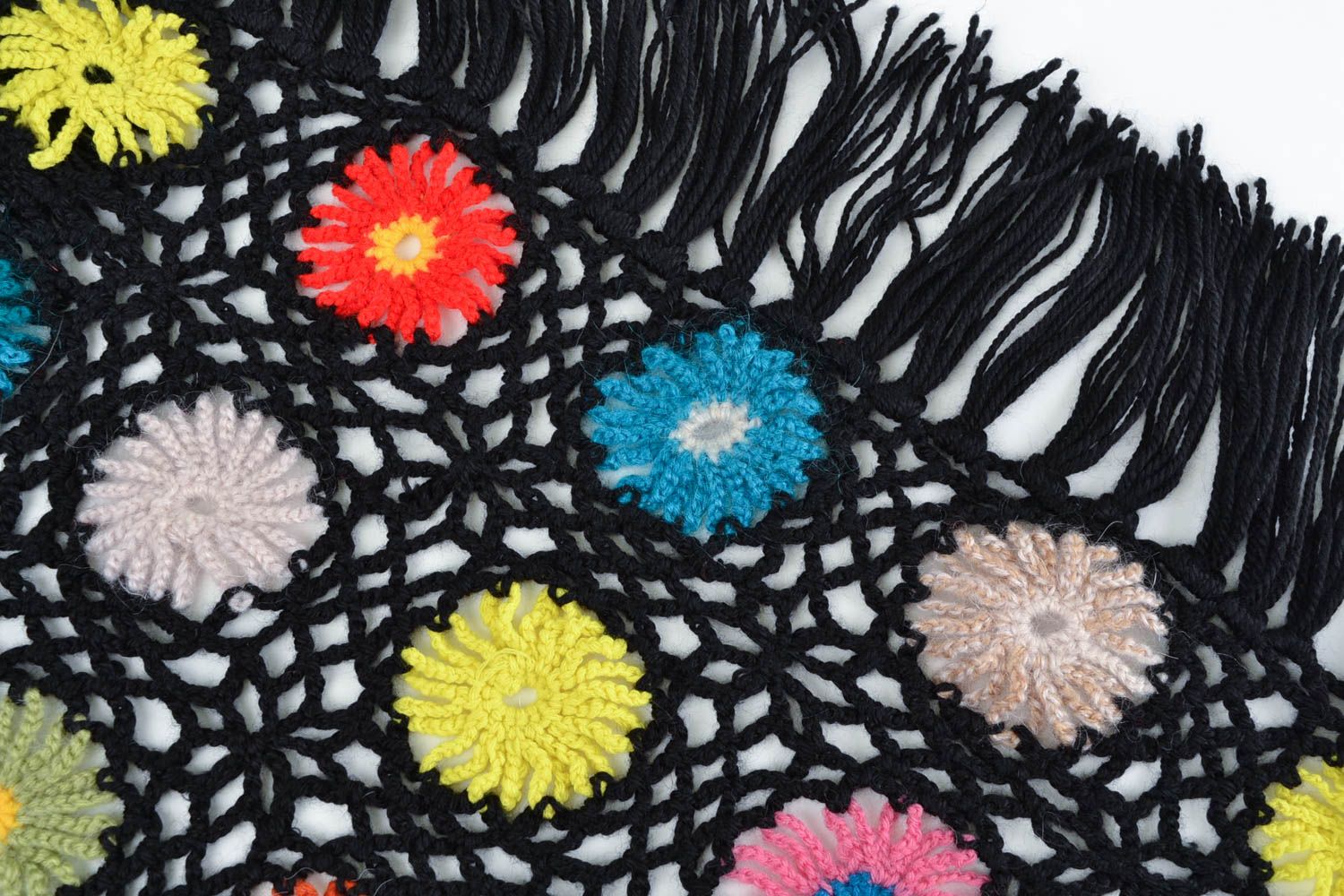 Châle au crochet Écharpe en laine fait main noir avec fleurs Cadeau femme photo 4