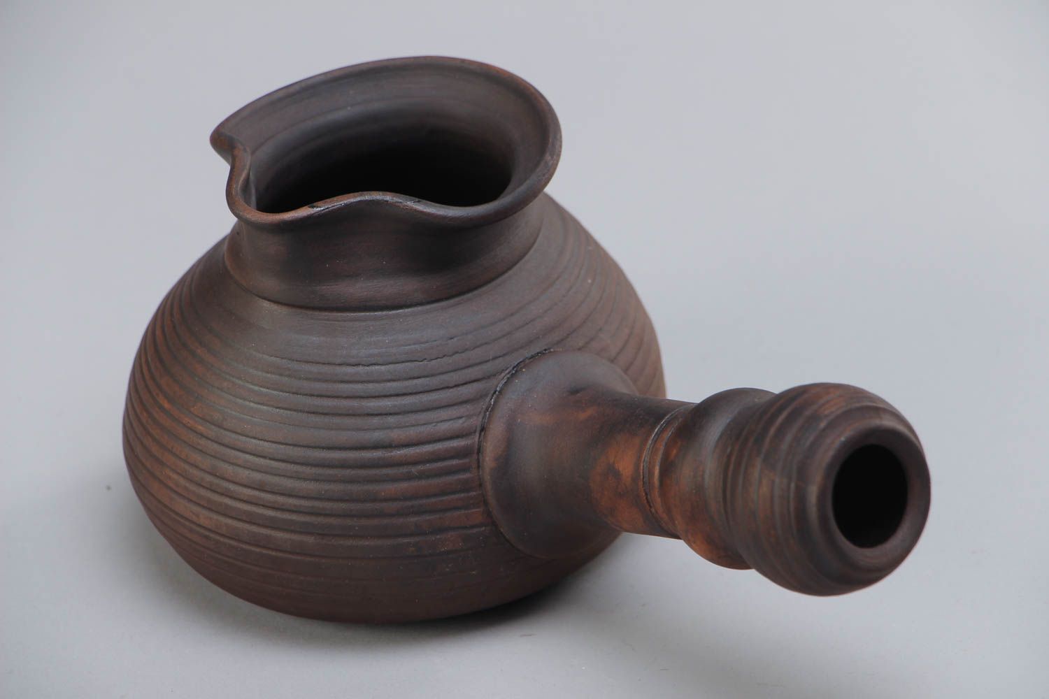 Dunkle ungewöhnliche türkische Kaffeekanne aus Keramik Handarbeit braun foto 2