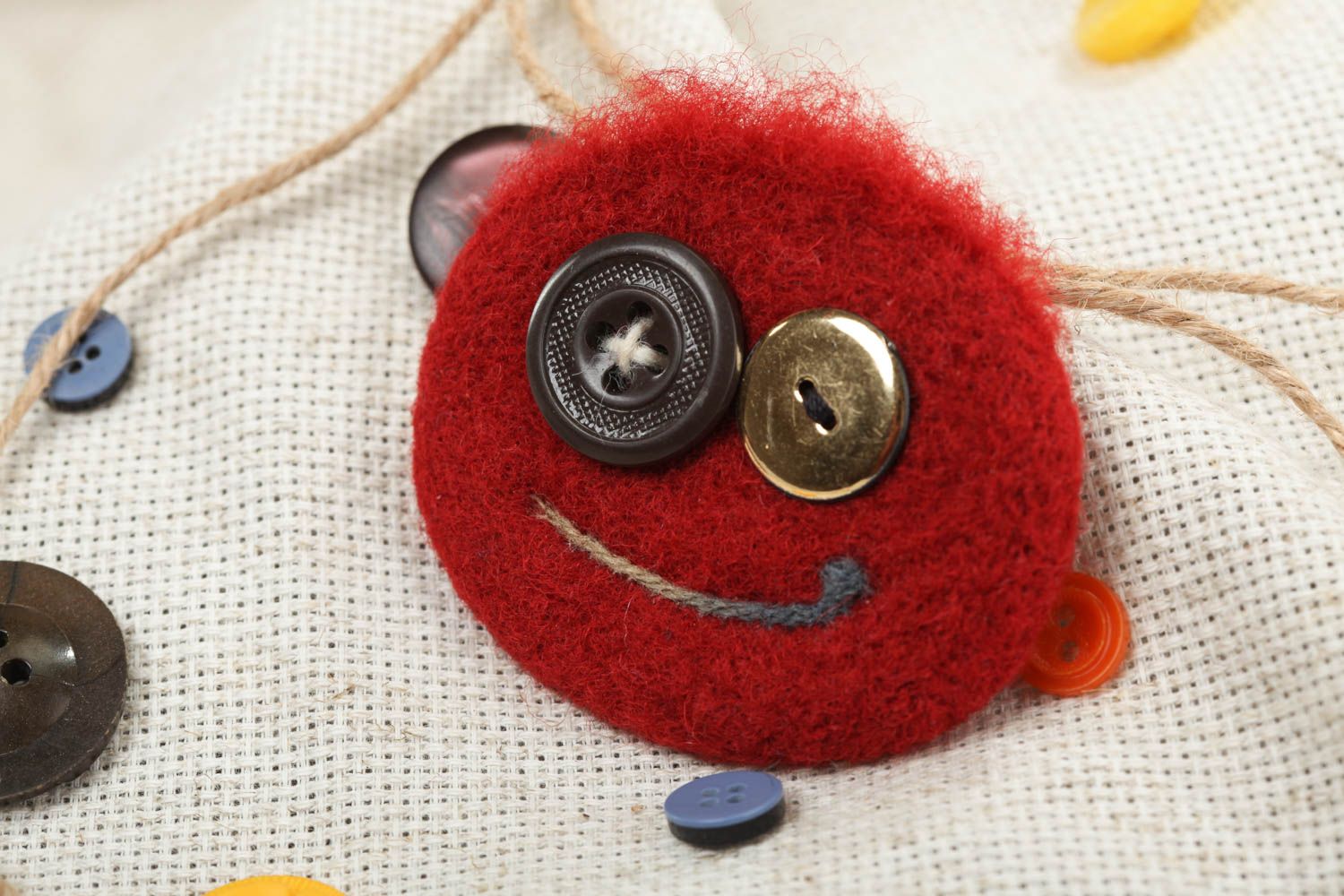 Broche ronde rouge en laine feutrée avec boutons amusante faite main Frimousse photo 1