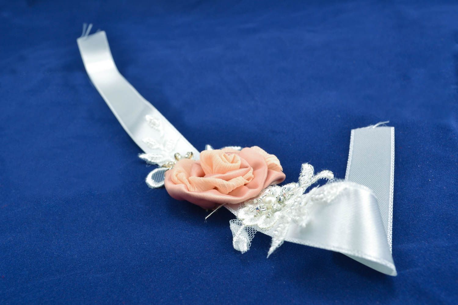Bracelet de ruban avec rose artificielle photo 2