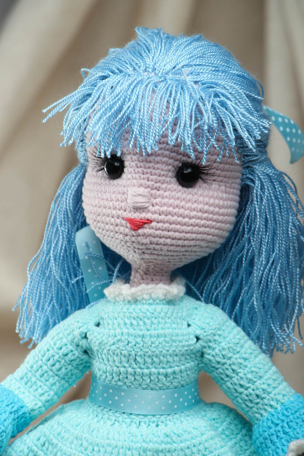 Вязаная игрушка кукла с голубыми волосами  фото 2