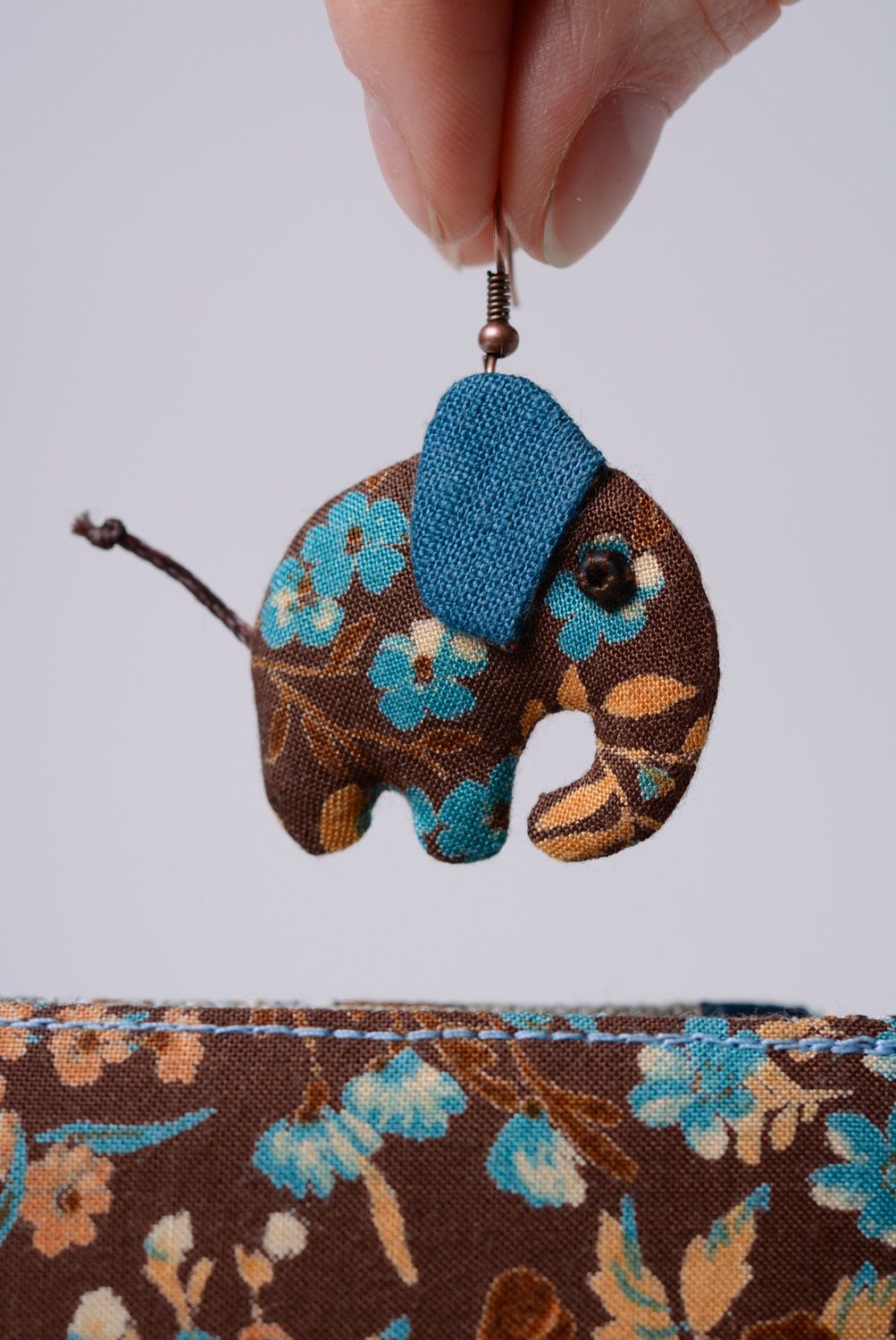 Boucles d'oreilles et portefeuille de lin et coton faits main avec motif floral photo 5