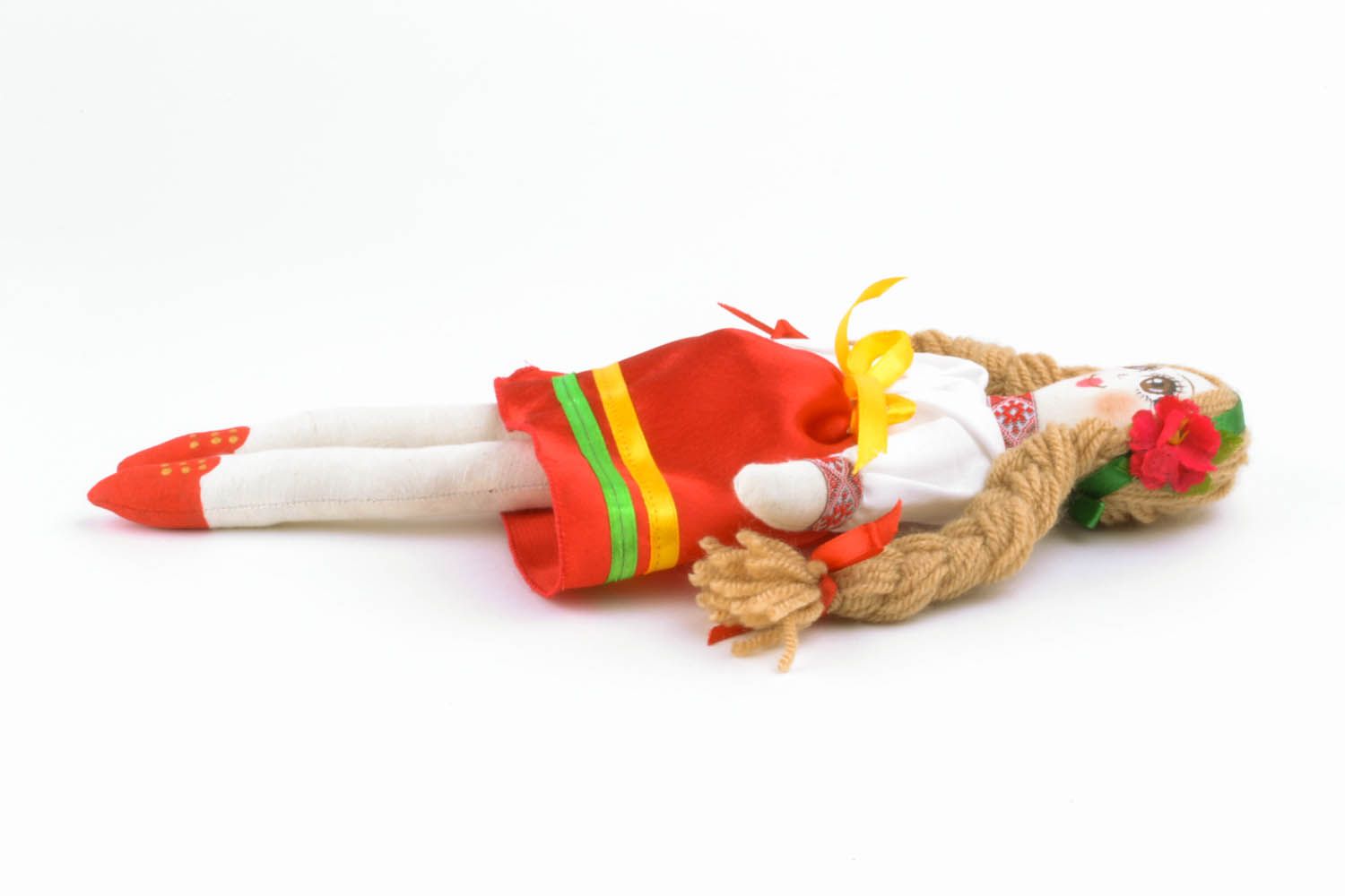 Künstlerische Puppe in der ethnischen Tracht foto 4