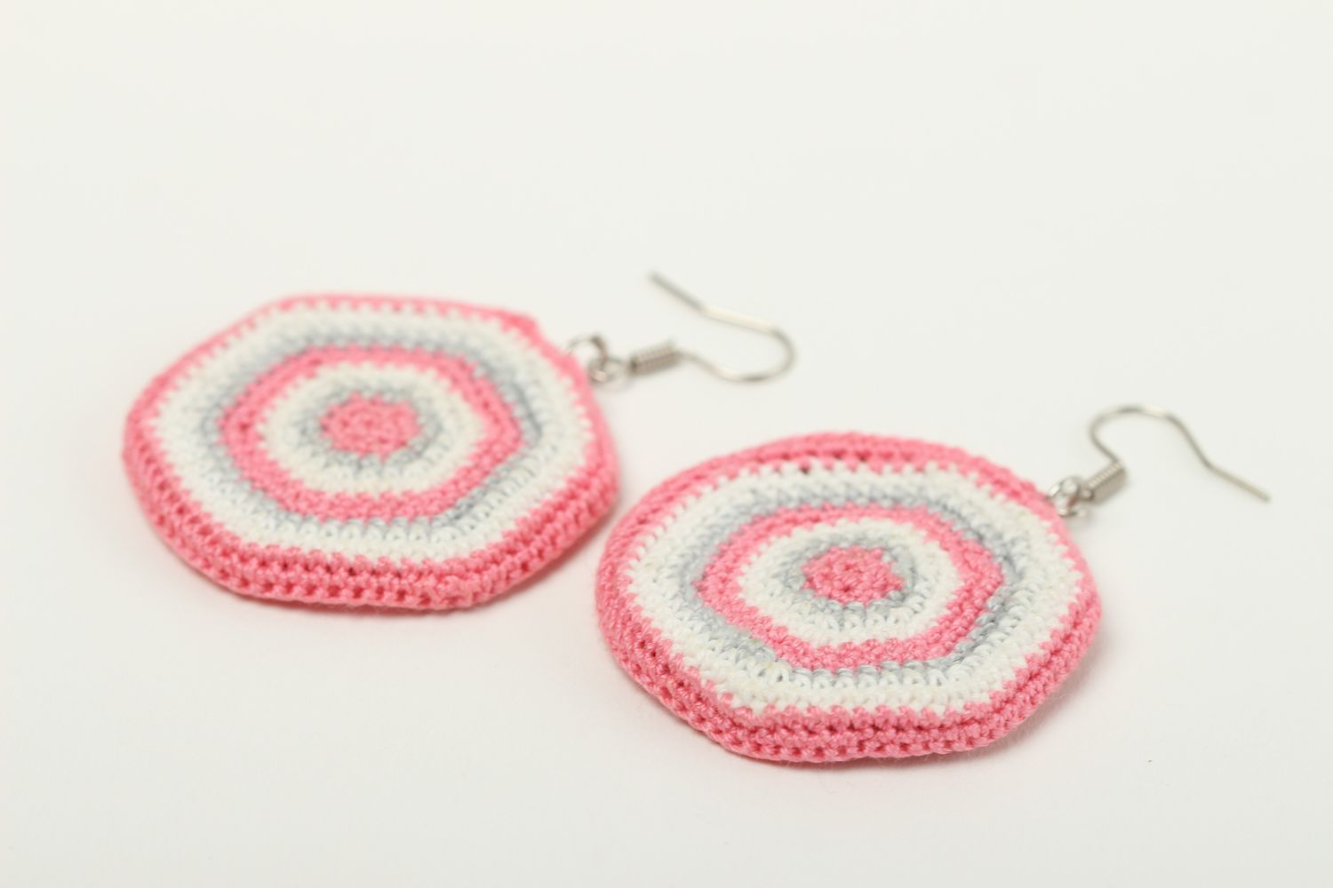 Handmade Designer Schmuck rosa gehäkelte Ohrringe Accessoire für Frauen zart foto 3